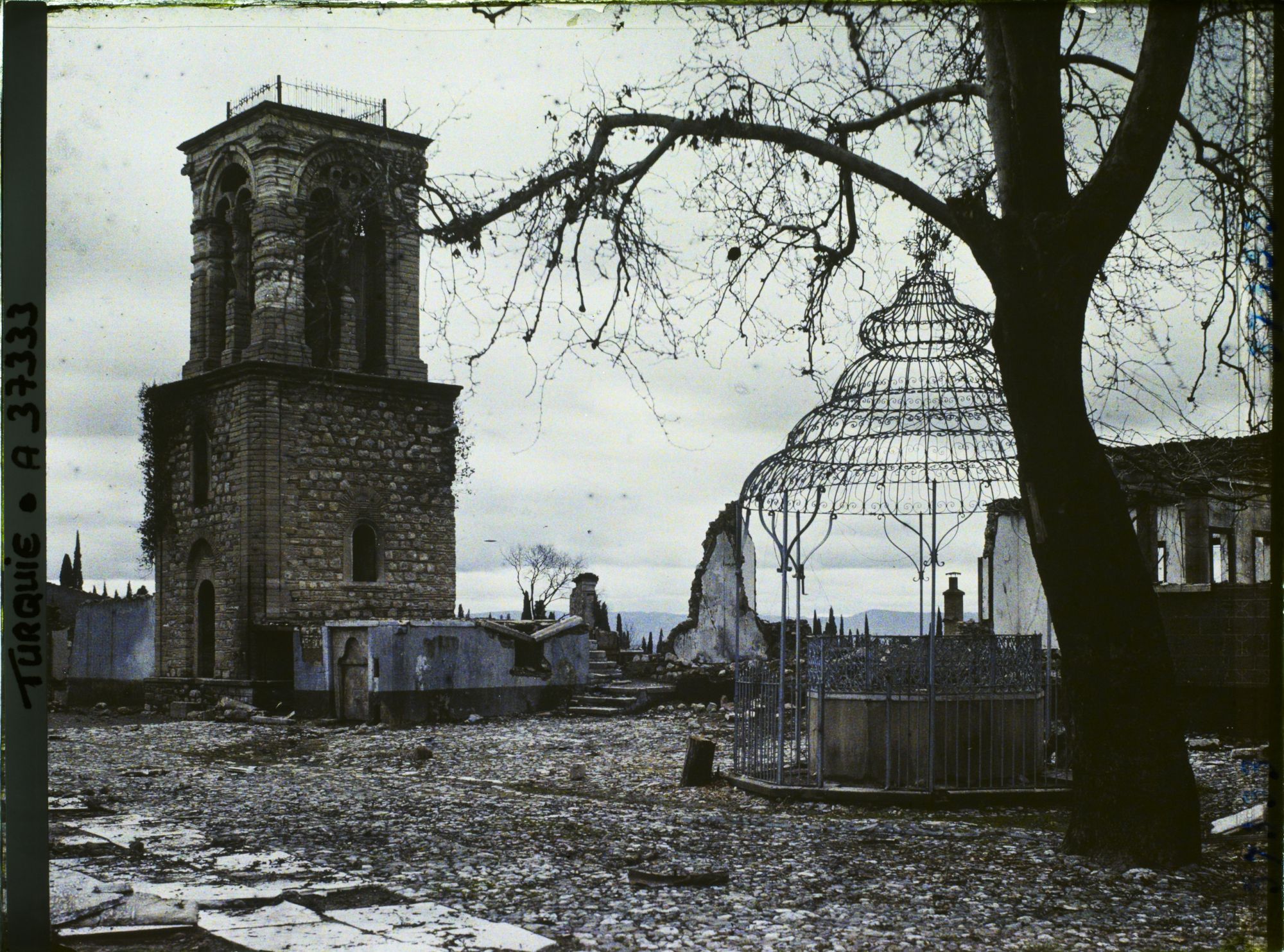 Image représentant Turquie, Magnesie, L'Eglise Grecque incendiée, la Cour