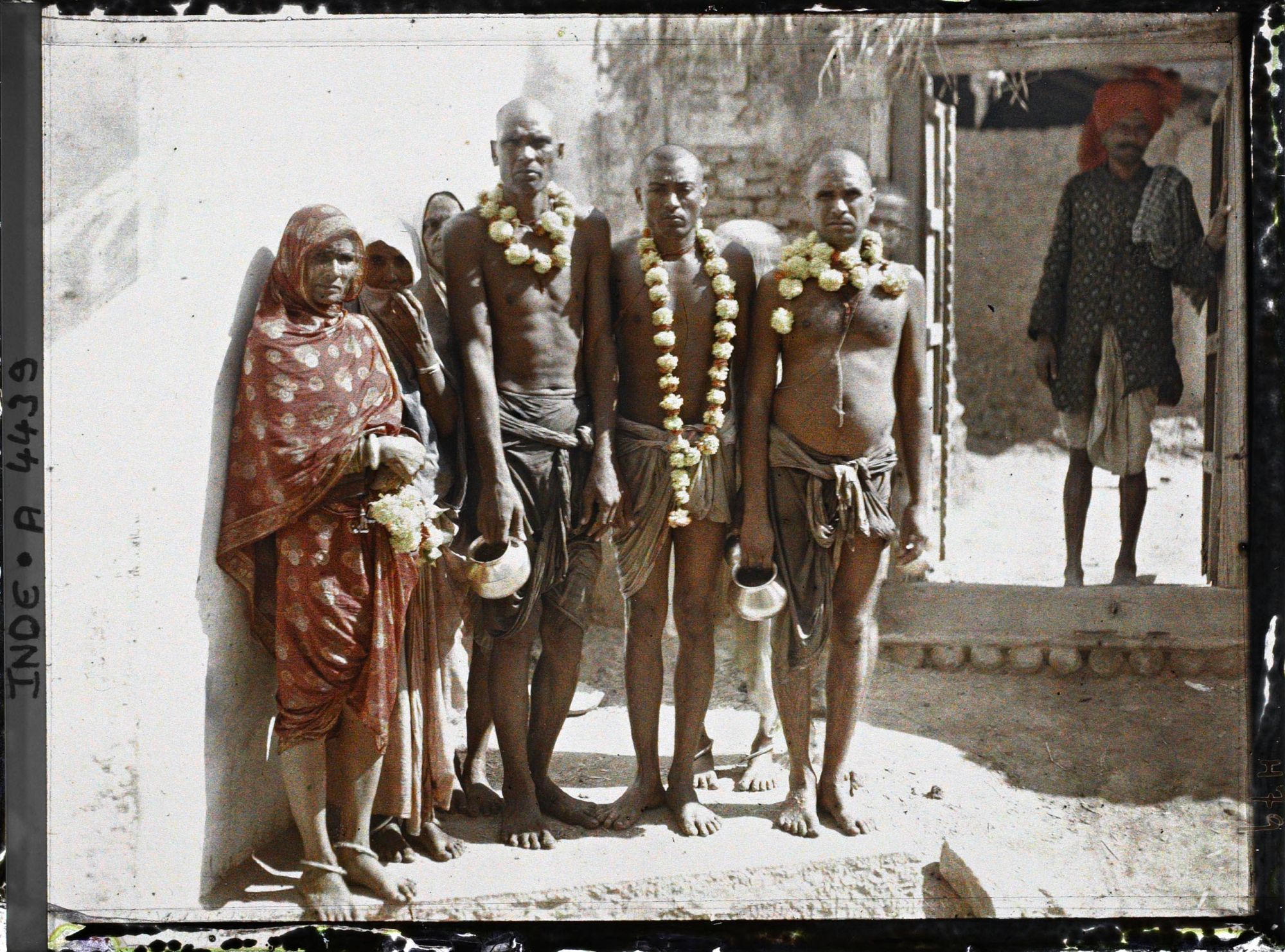 Image représentant Un groupe d'hindous faisant le tour des temples après les ablutions dans le Gange