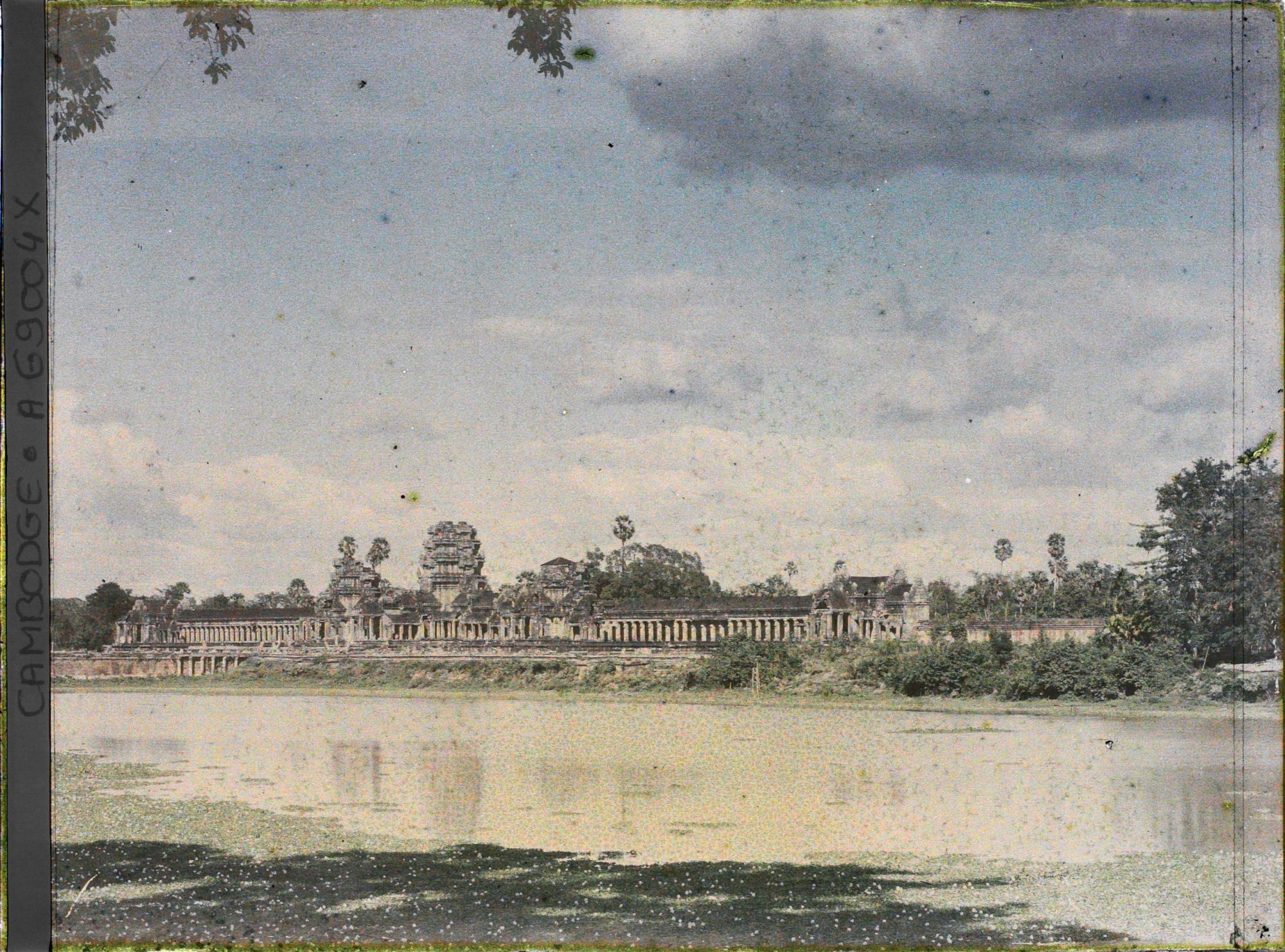 Image représentant La douve protégeant l'enceinte extérieure du temple d'Angkor Vat