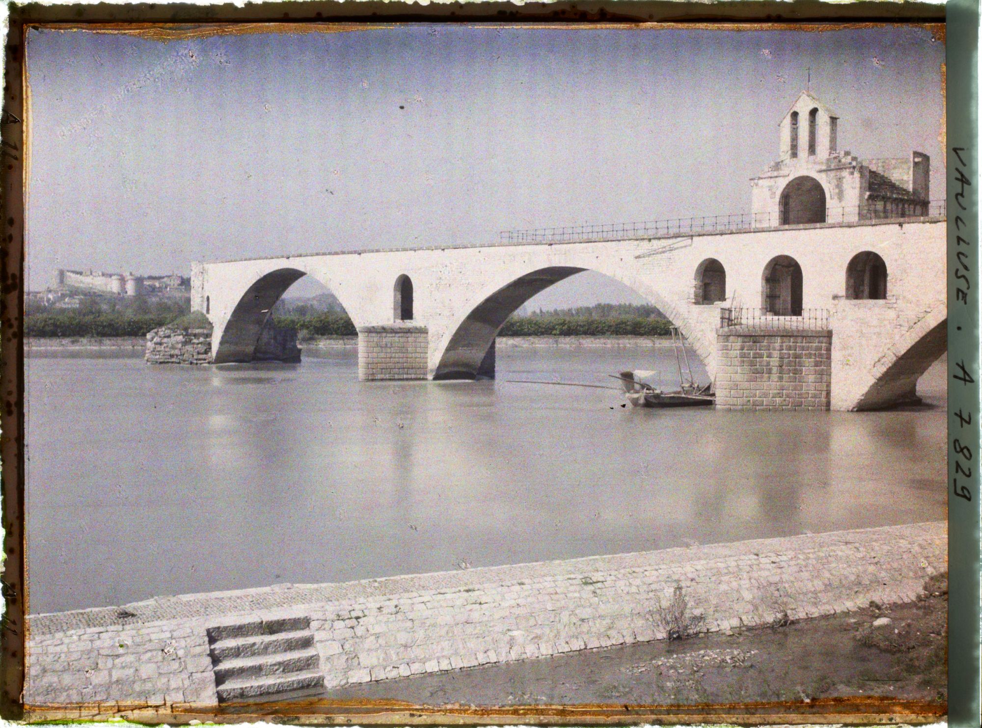 Image représentant Le pont Saint-Bénézet dit Pont d'Avignon, la chapelle Saint-Bénézet et la chapelle Saint-Nicolas