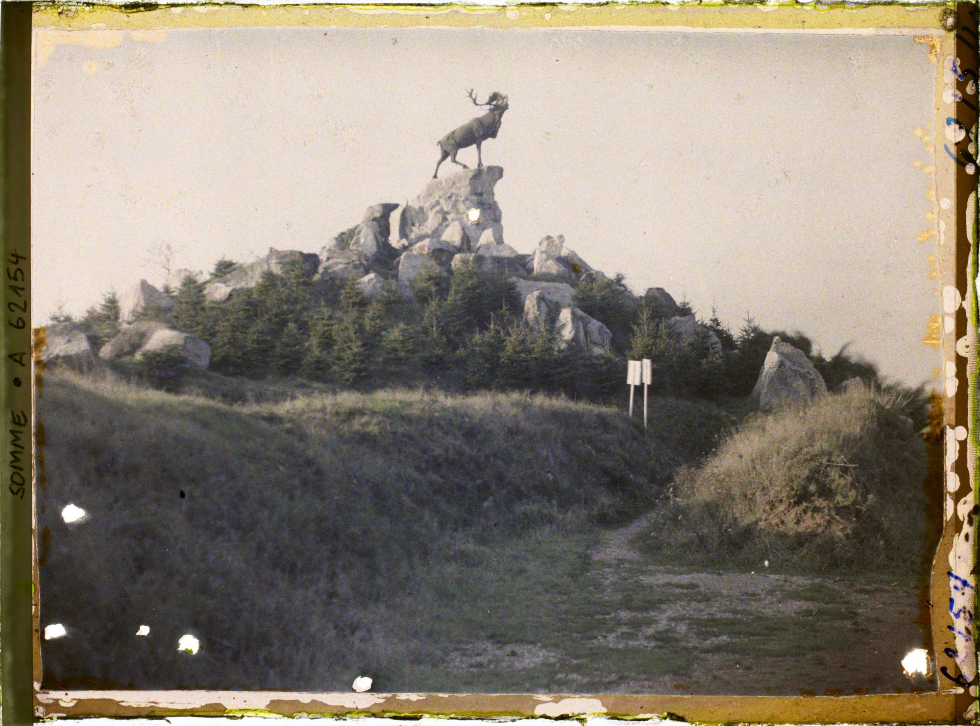 Image représentant Somme, Beaumont-Hamel, Le Carigou, monument élevé à la mémoire des Terre-Neuviens (ce monumt est constitué de Rochers et de plantes ramenés de Terre-Neuve)