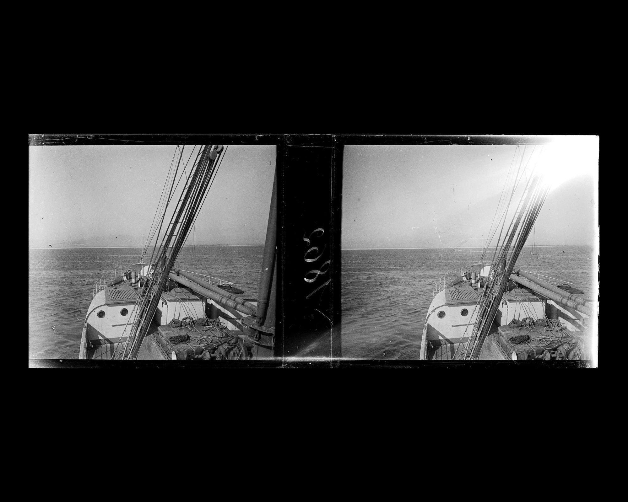 Image représentant La proue du vapeur allemand Staatssekretär Kraëtke, à l'horizon des bancs de glace