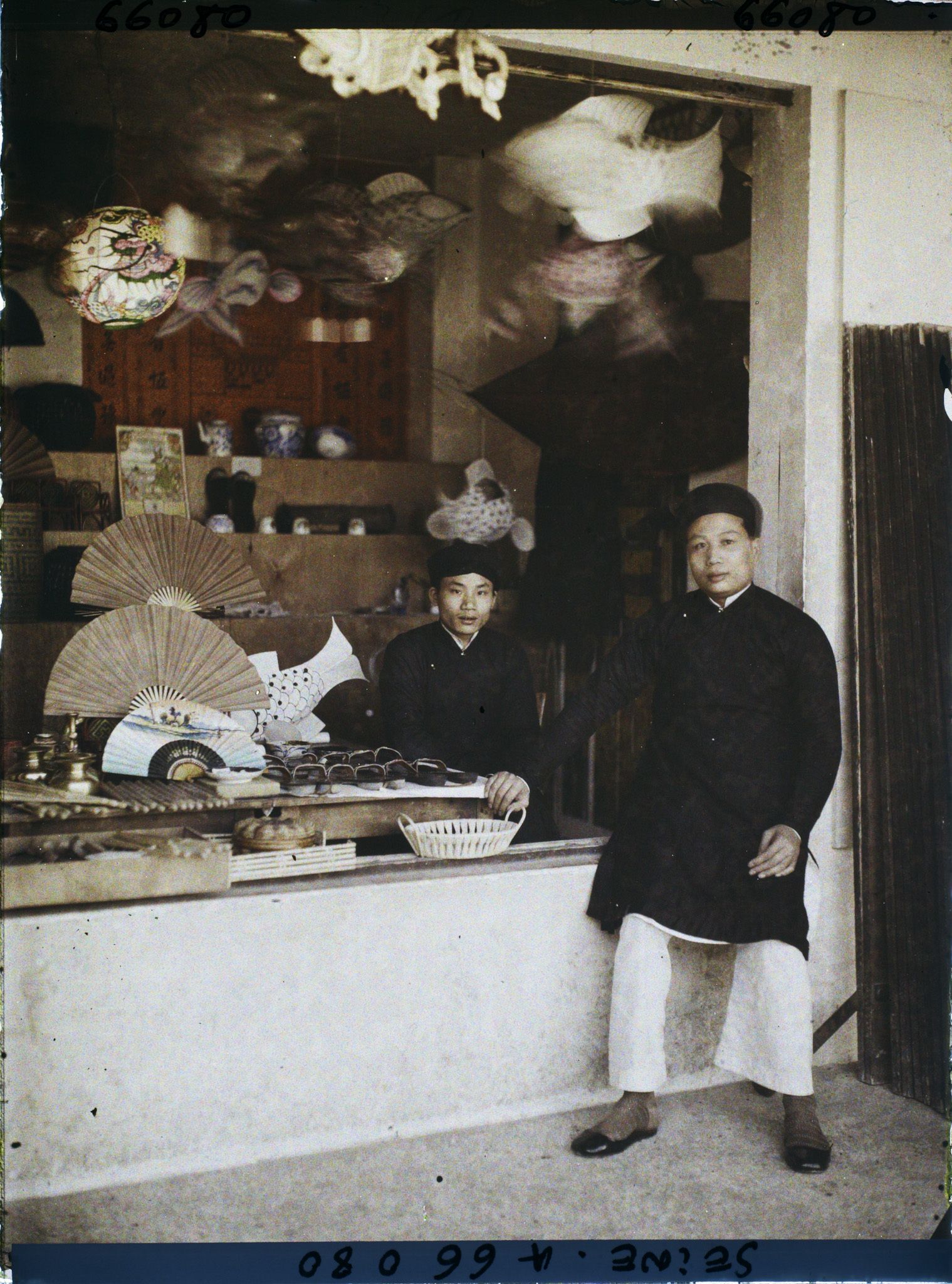 Image représentant L'Exposition Coloniale Internationale de 1931, deux marchands d'éventails annamites