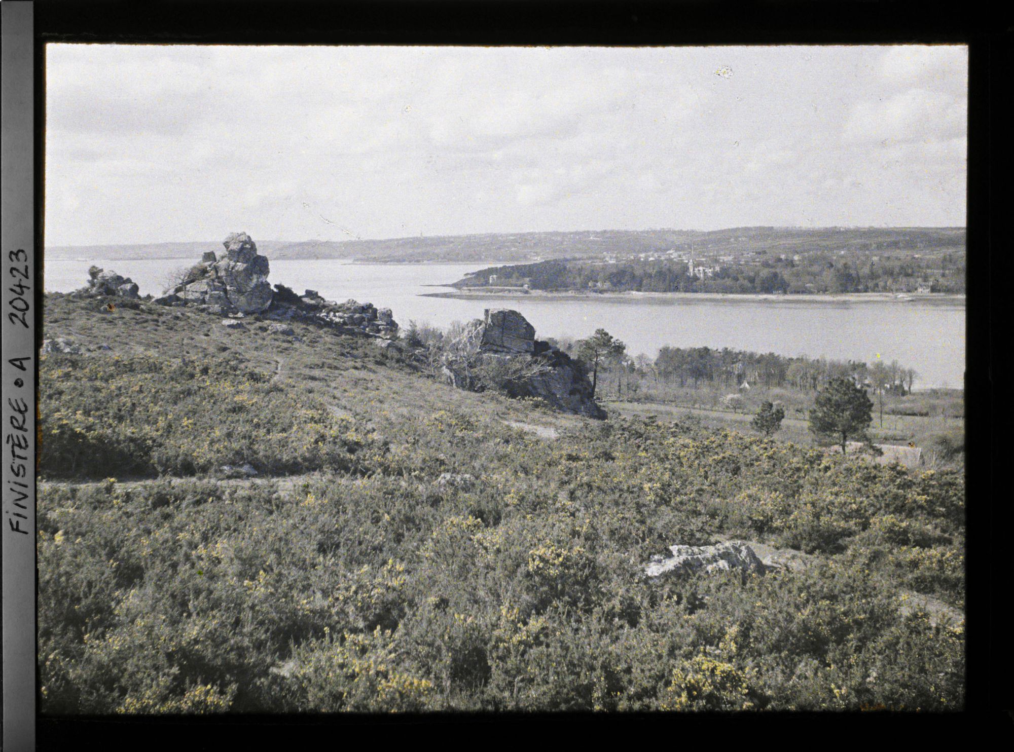 Image représentant La rade de Brest, avec à l'arrière-plan la ville de Brest