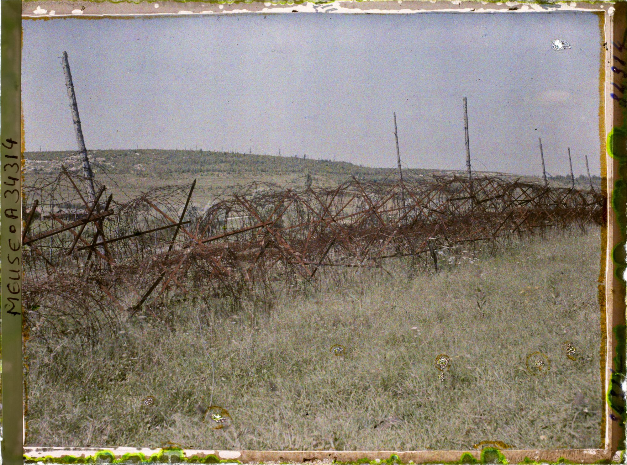 Image représentant France, St Rémy, Ancien Camp de prisonniers et, au fond le bois Haut