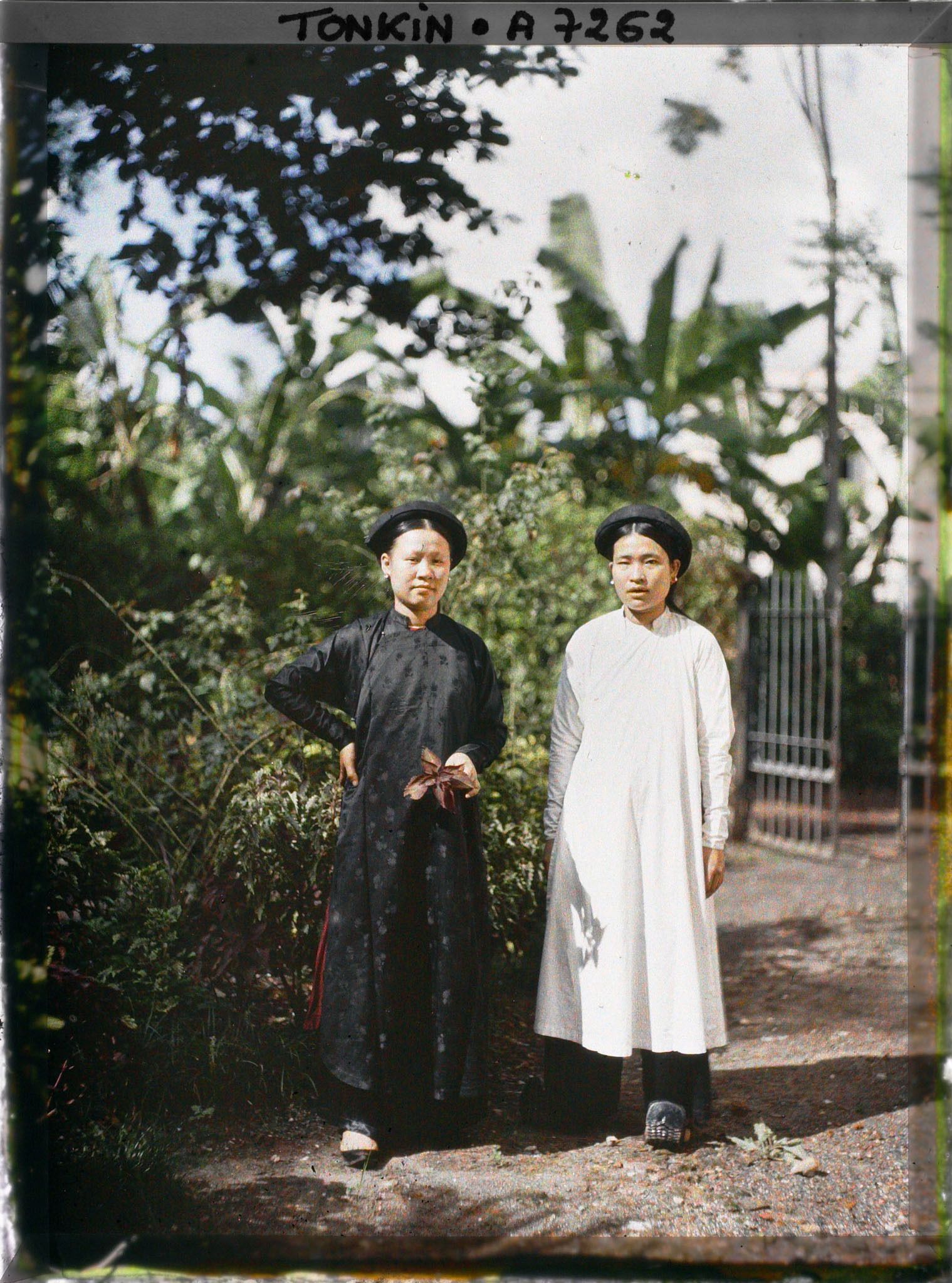 Image représentant Deux femmes exerçant le métier de commerçantes, dans un jardin