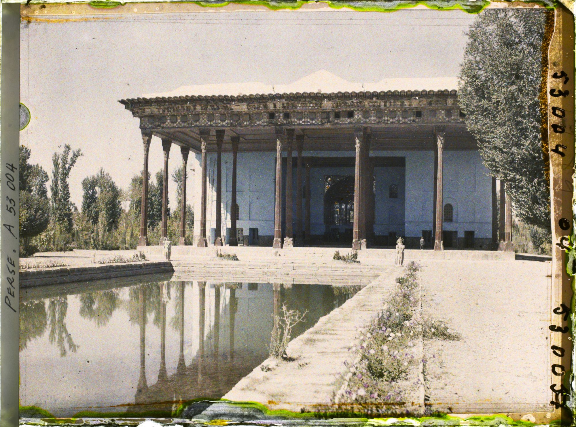 Image représentant Le Chehel Sotoun (pavillon des quarante colonnes) (1647), côté bassin