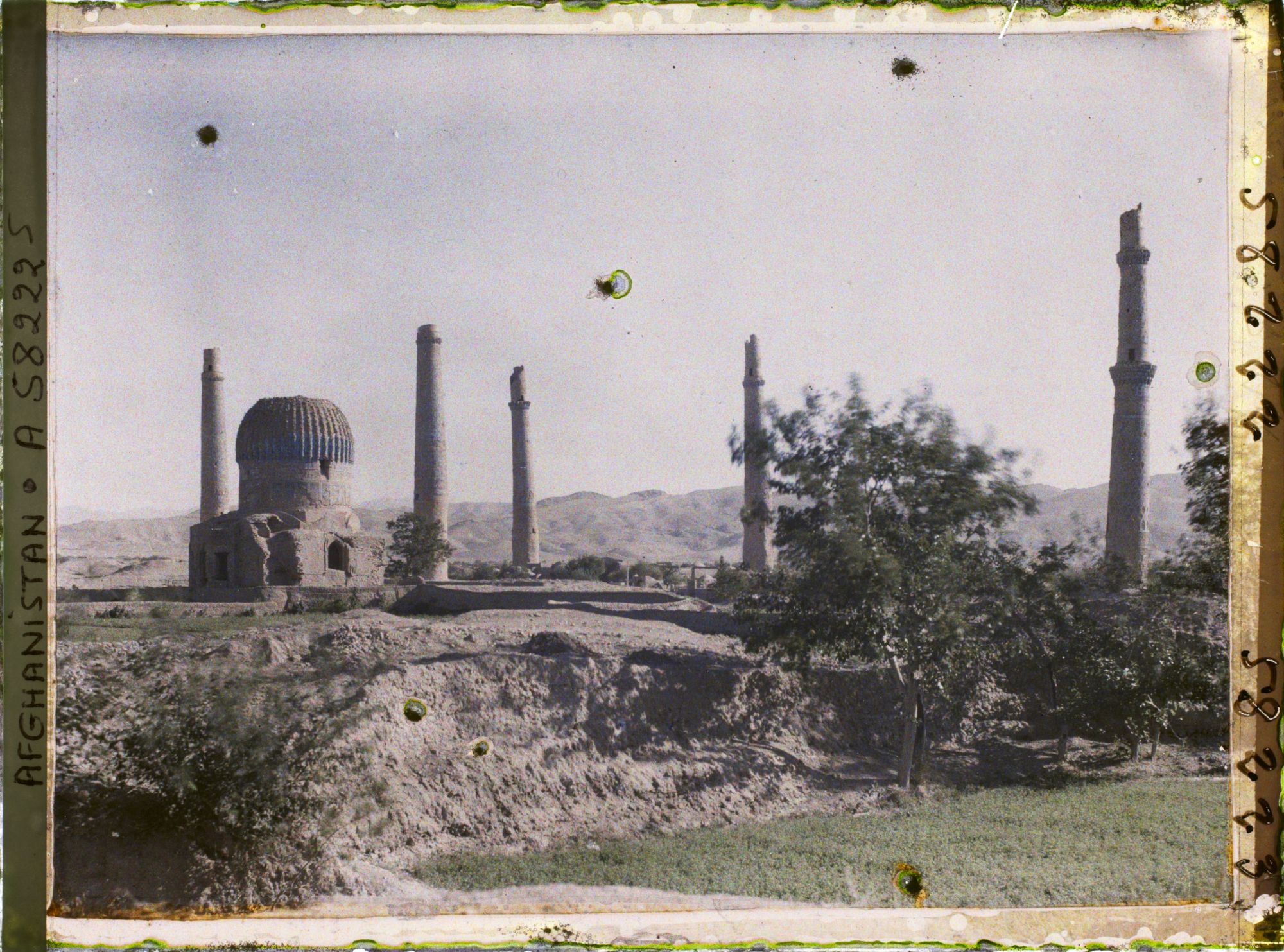 Image représentant L'ensemble de Gawhar-Châd : le dôme du mausolée, un minaret de la Madrasa (à droite), à gauche, les minarets de la Madrasa Ni'Matiye