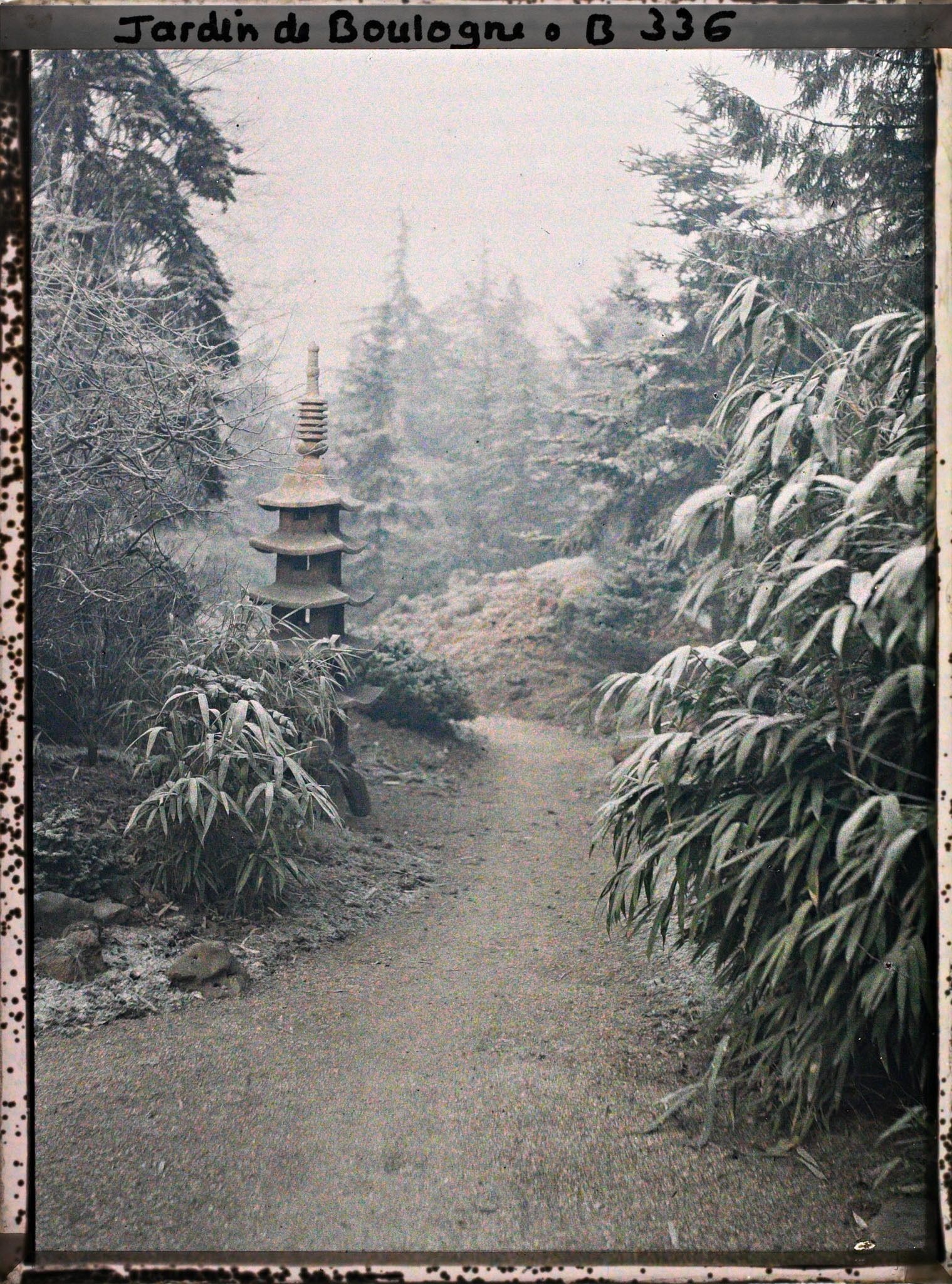 Image représentant Pagode de pierre sous le givre, dressée en bordure de chemin du " village japonais "