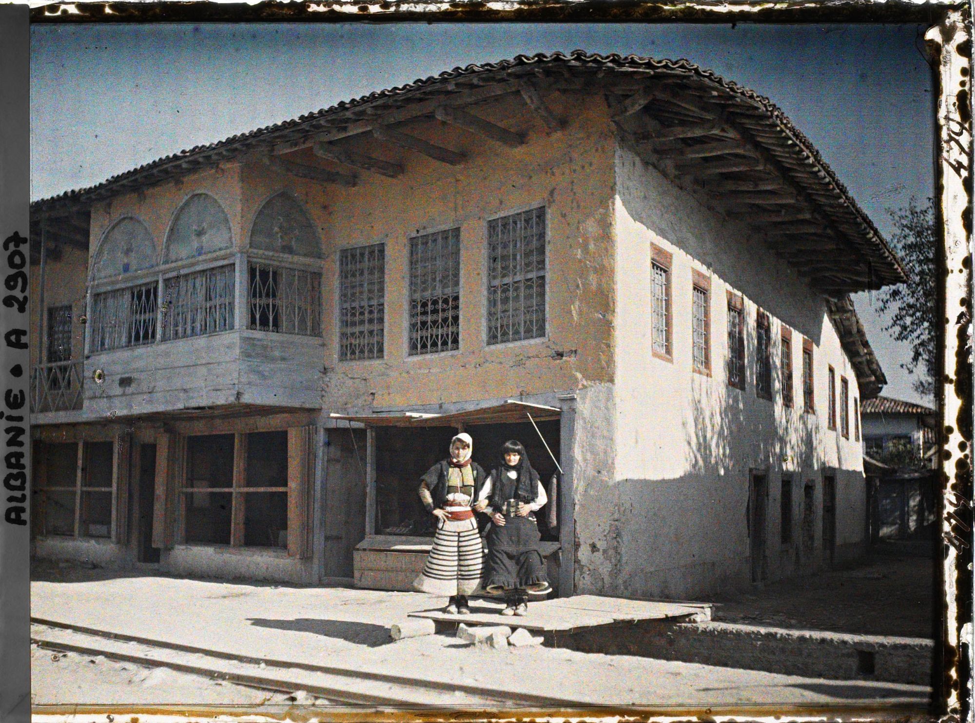Image représentant Deux jeunes femmes des montagnes en costume traditionnel