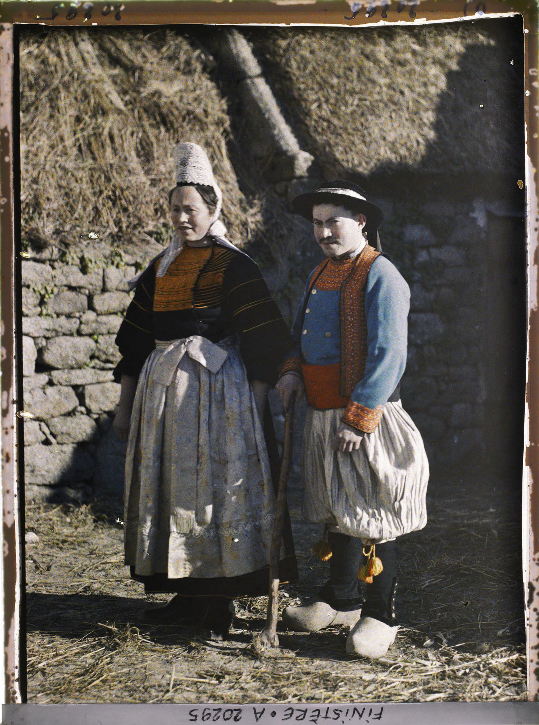 Image représentant Deux habitants en costumes de mariés