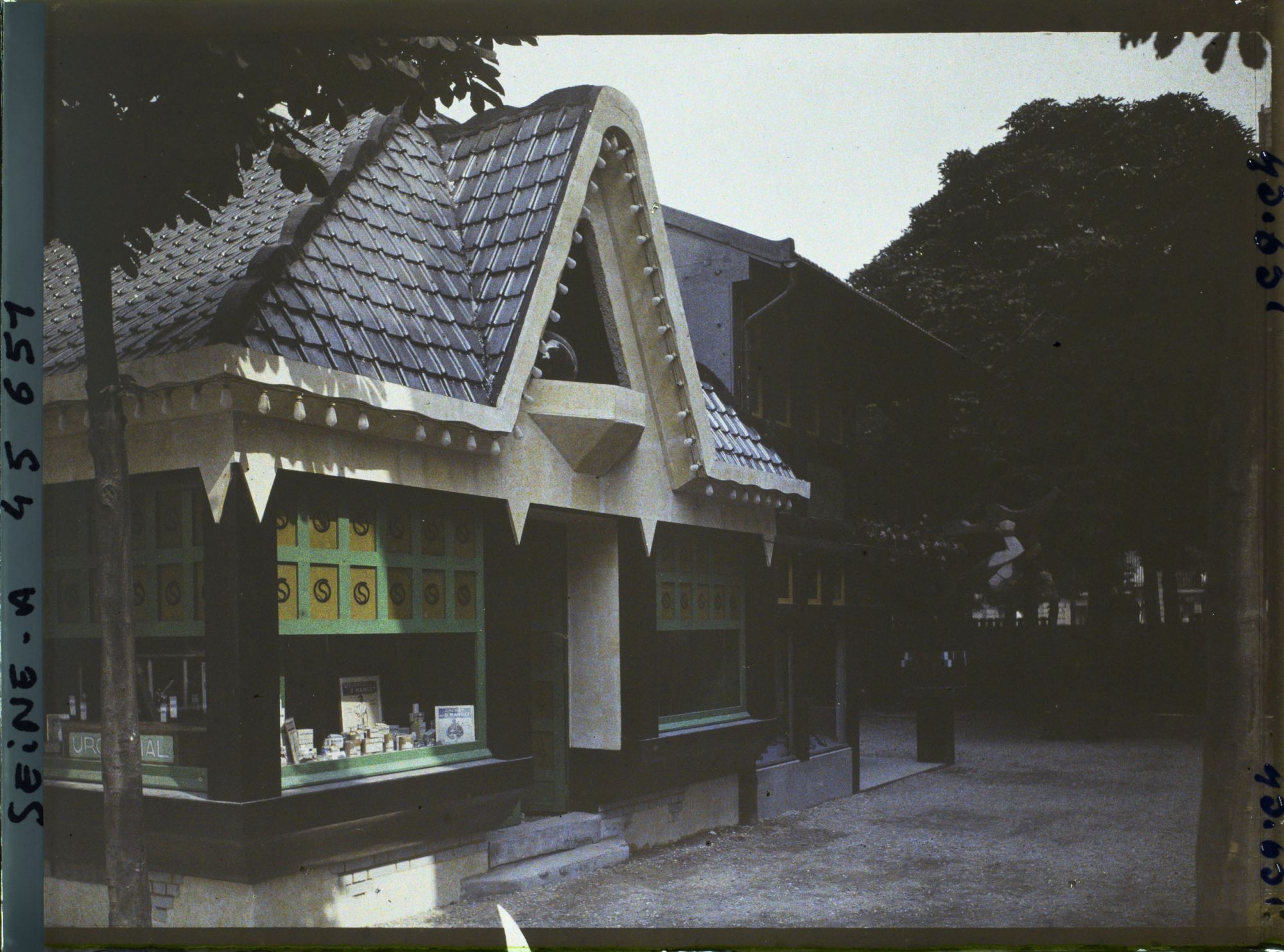 Image représentant L'Exposition des arts décoratifs, le Village français sous la direction de Charles Genuys, Pharmacie-dispensaire