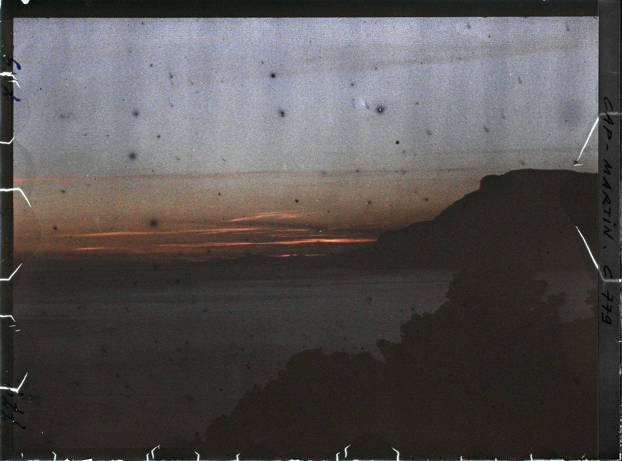 Image représentant Roches et végétation se découpant dans le soleil couchant, en direction de Monaco