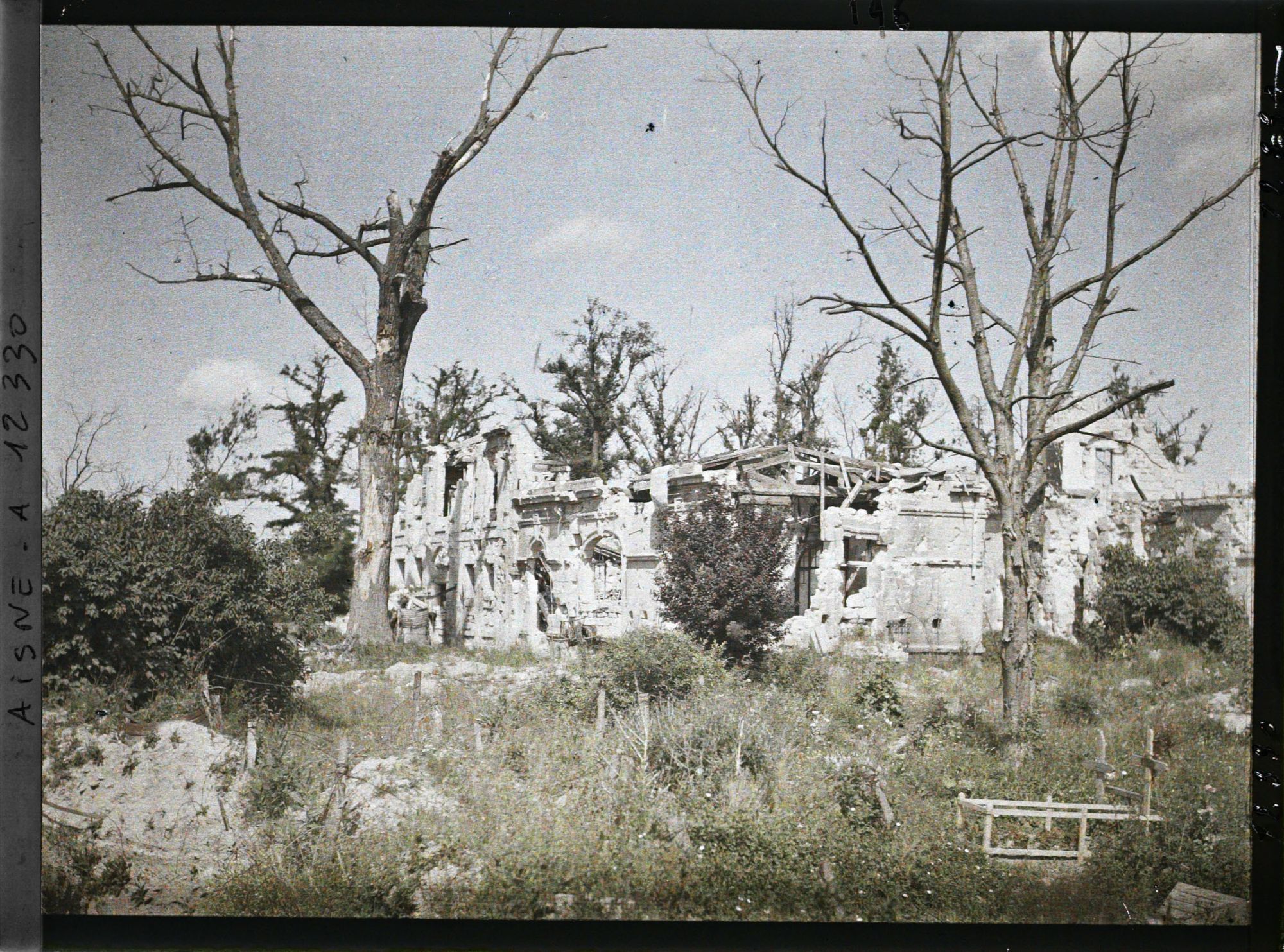 Image représentant Ruines du château Saint-Paul avec, au premier plan, deux tombes