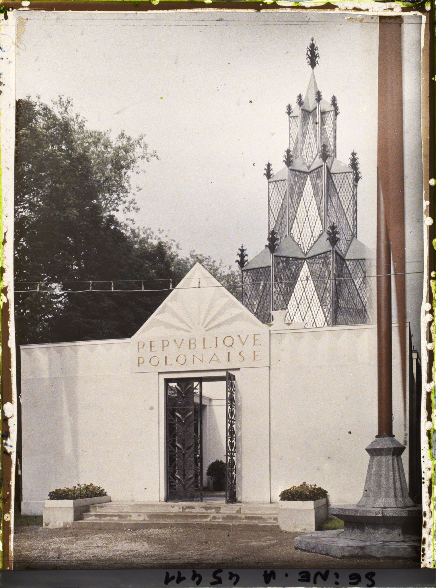 Image représentant L'Exposition des arts décoratifs, Pavillon de la Pologne, sur le Cours-la-Reine, façade postérieure