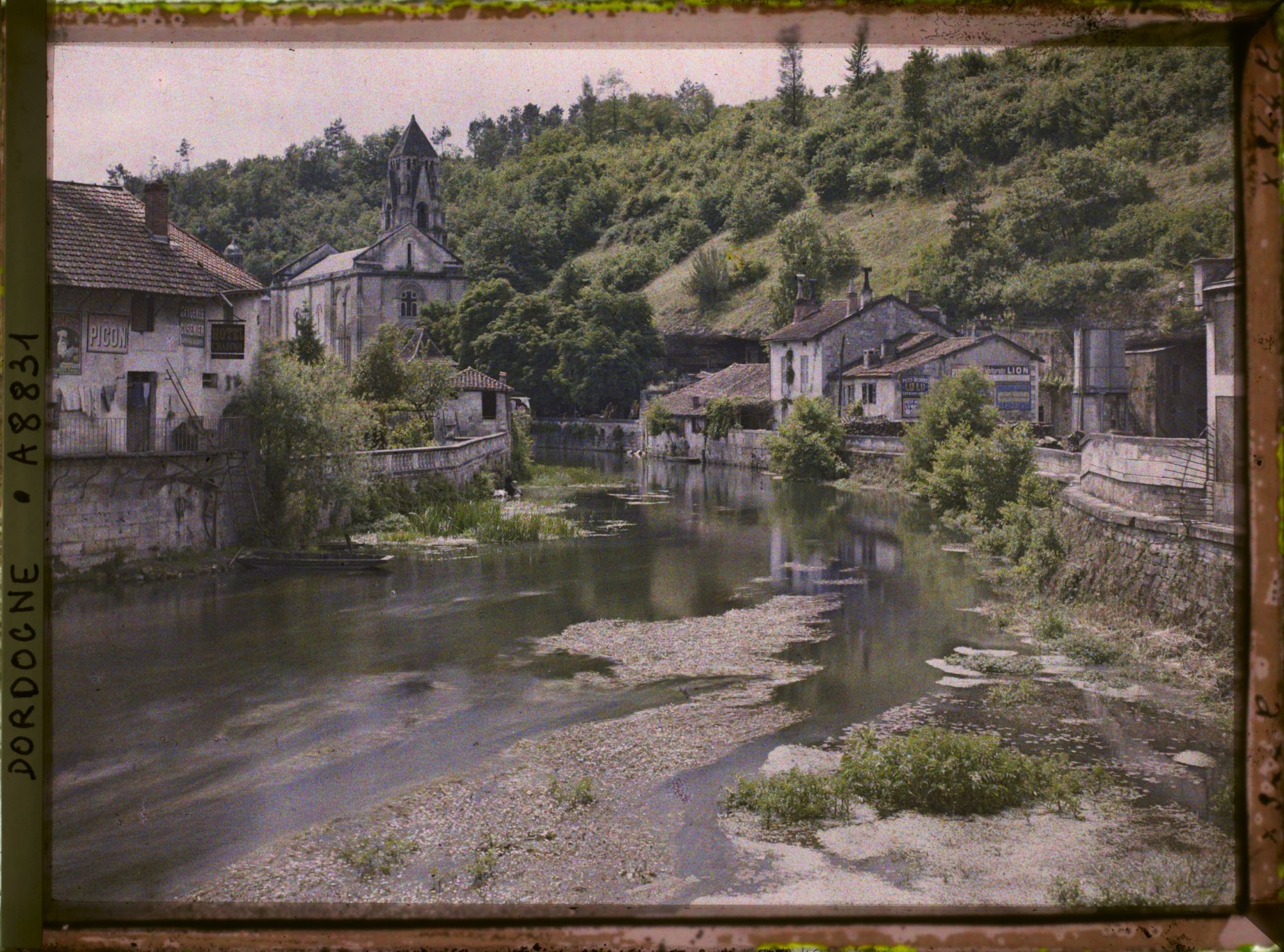 Image représentant France, Brantôme, Les bords de la Dronne et ses plantes aquatiques, dans le fond le clocher romano-bysantin