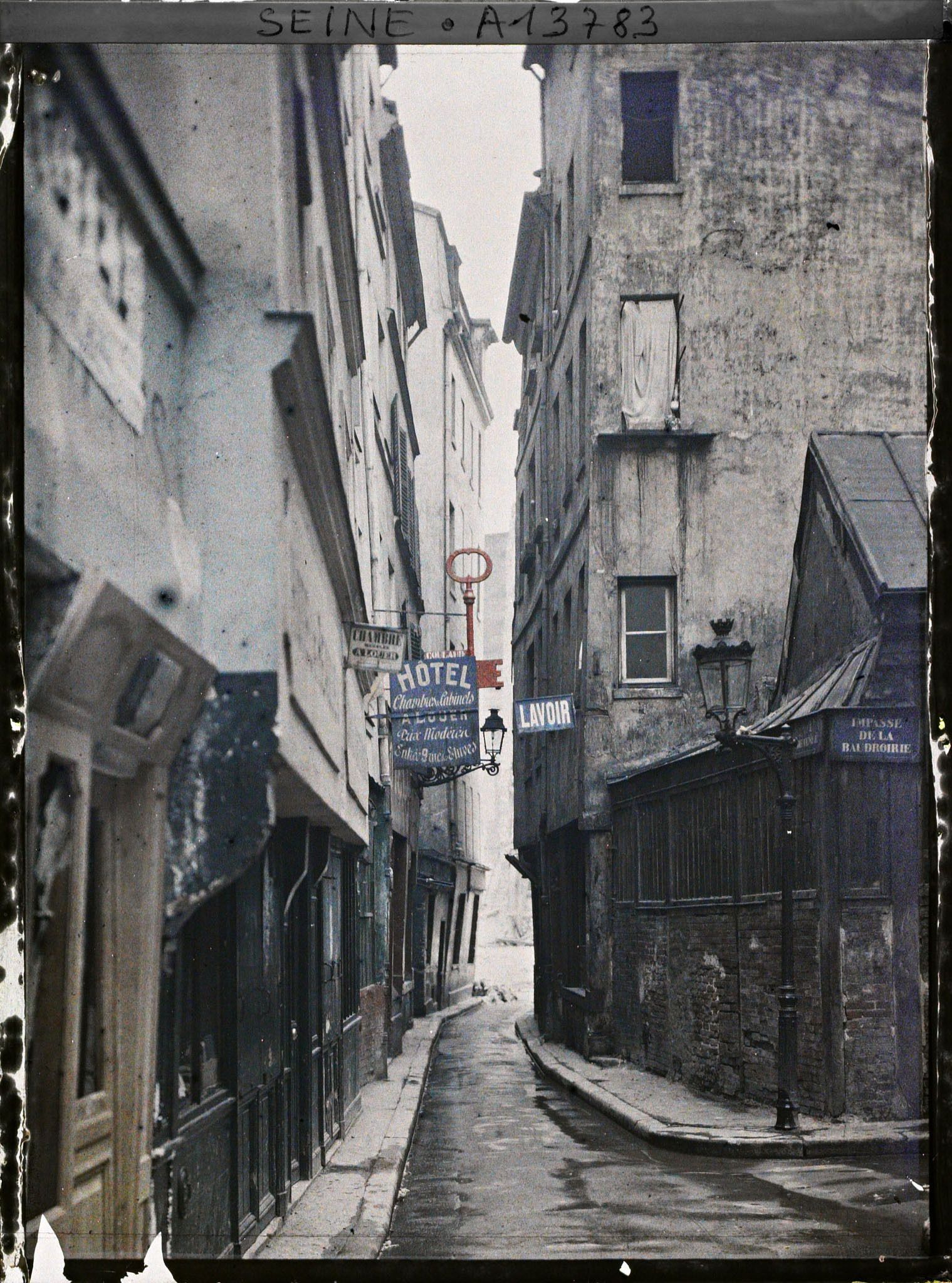 Image représentant La rue de Venise au niveau du n° 7, avec à droite l'impasse de la Baudroirie