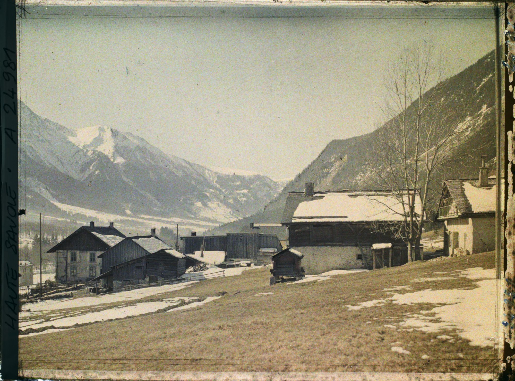 Image représentant Pecles, Vallée de Chamonix, Village des Pecles vu vers le Tricot