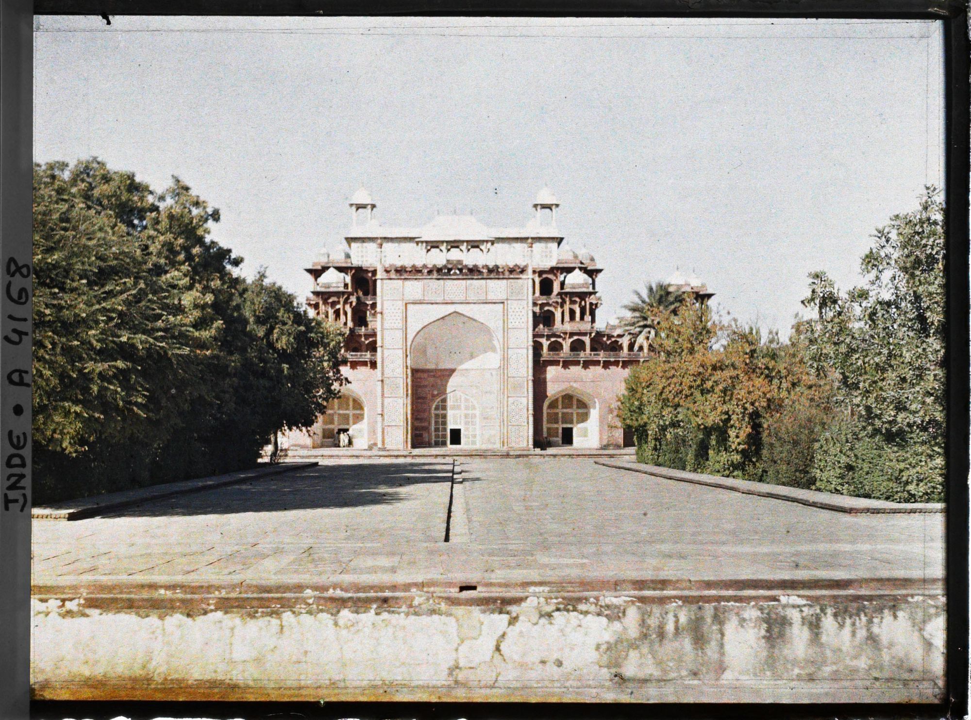 Image représentant La façade du mausolée de l'empereur moghol Akbar vue de l'entrée sud
