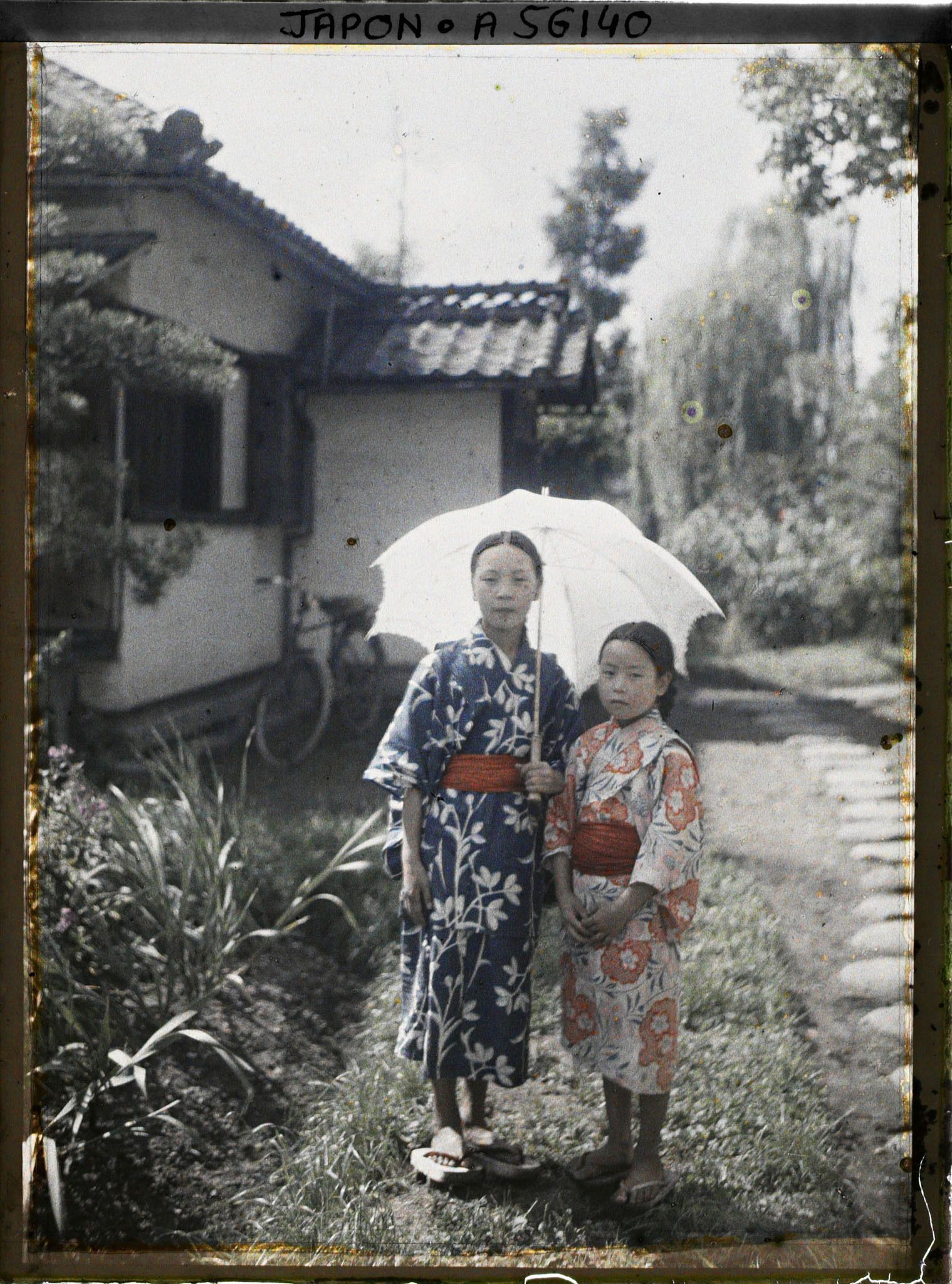 Image représentant Deux fillettes en kimono