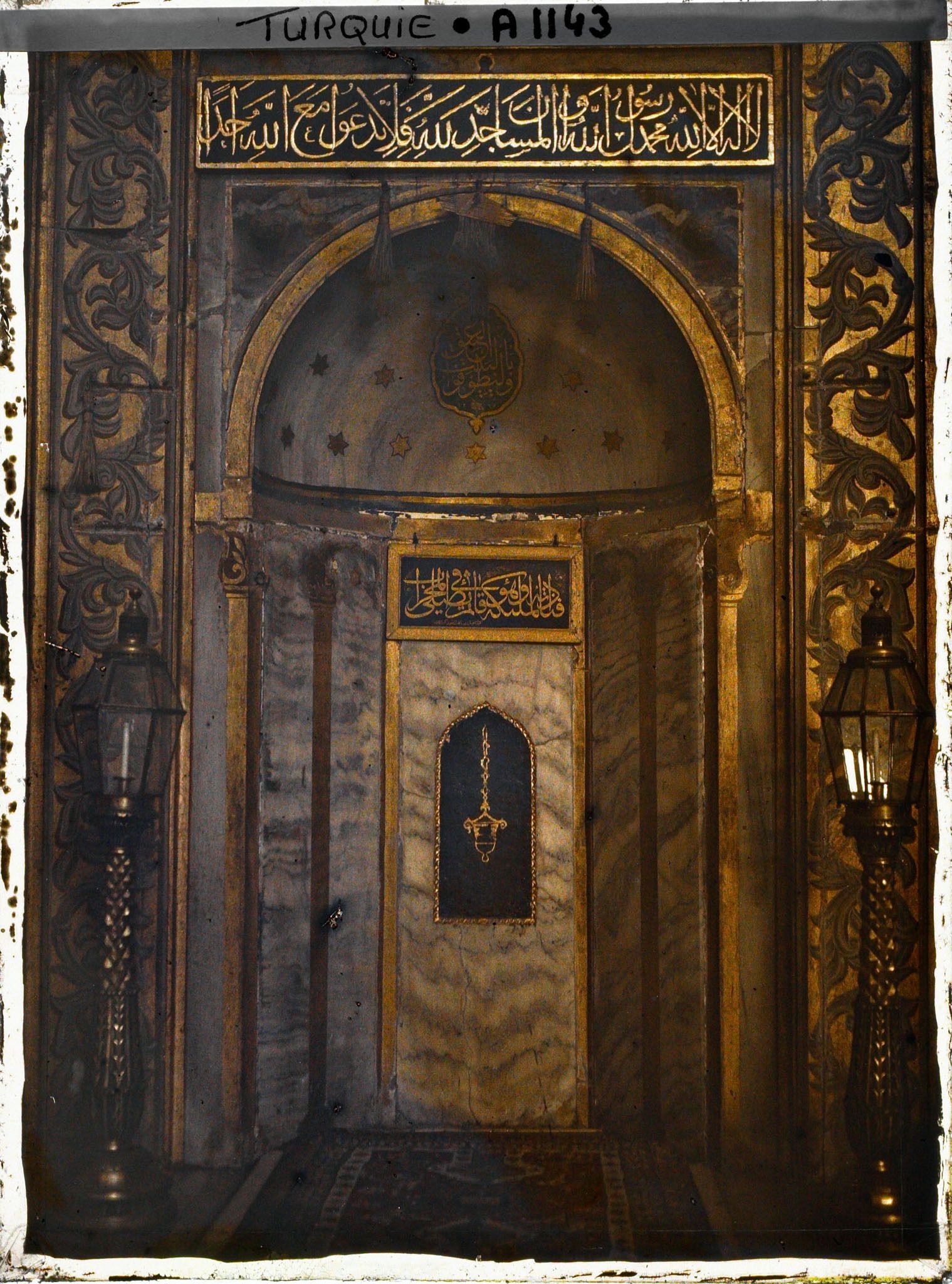 Image représentant Le mihrab indiquant la direction de la Mecque dans l'abside de la Aya Sophia Camii ("mosquée Sainte-Sophie")