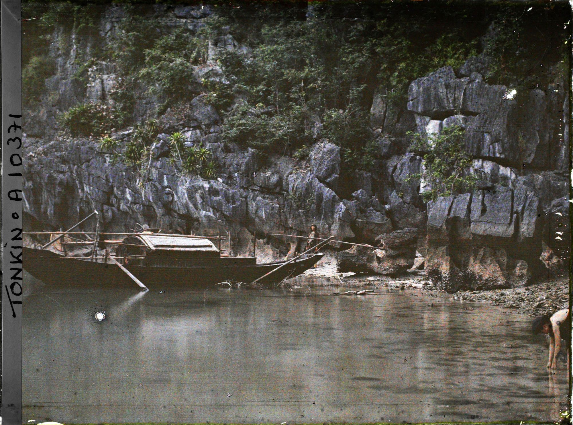 Image représentant Un sampan devant la " Grotte des Merveilles "
