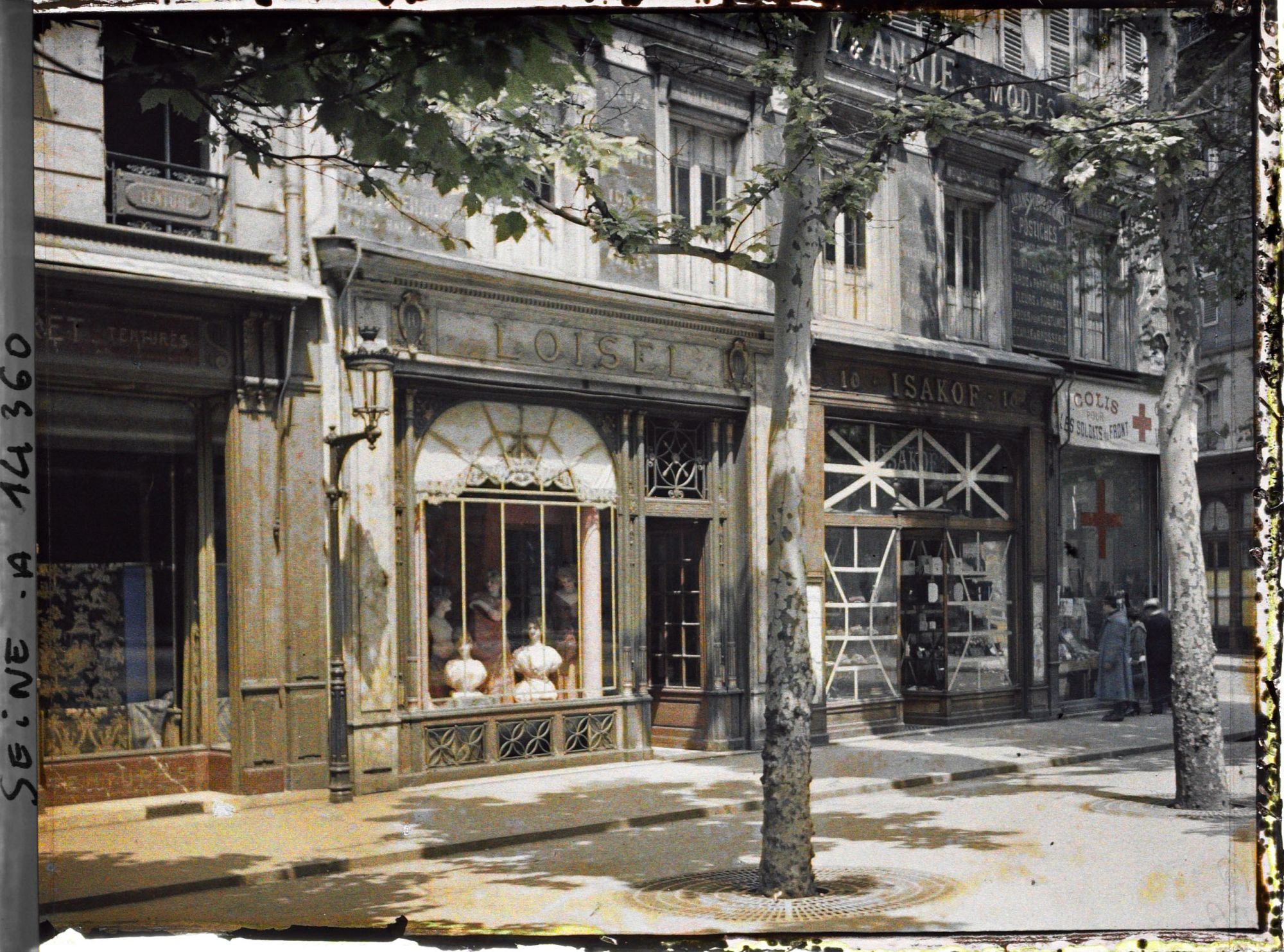 Image représentant Boutiques aux vitrines protégées contre les bombardements dans le quartier de la Madeleine (rue Vignon ?)