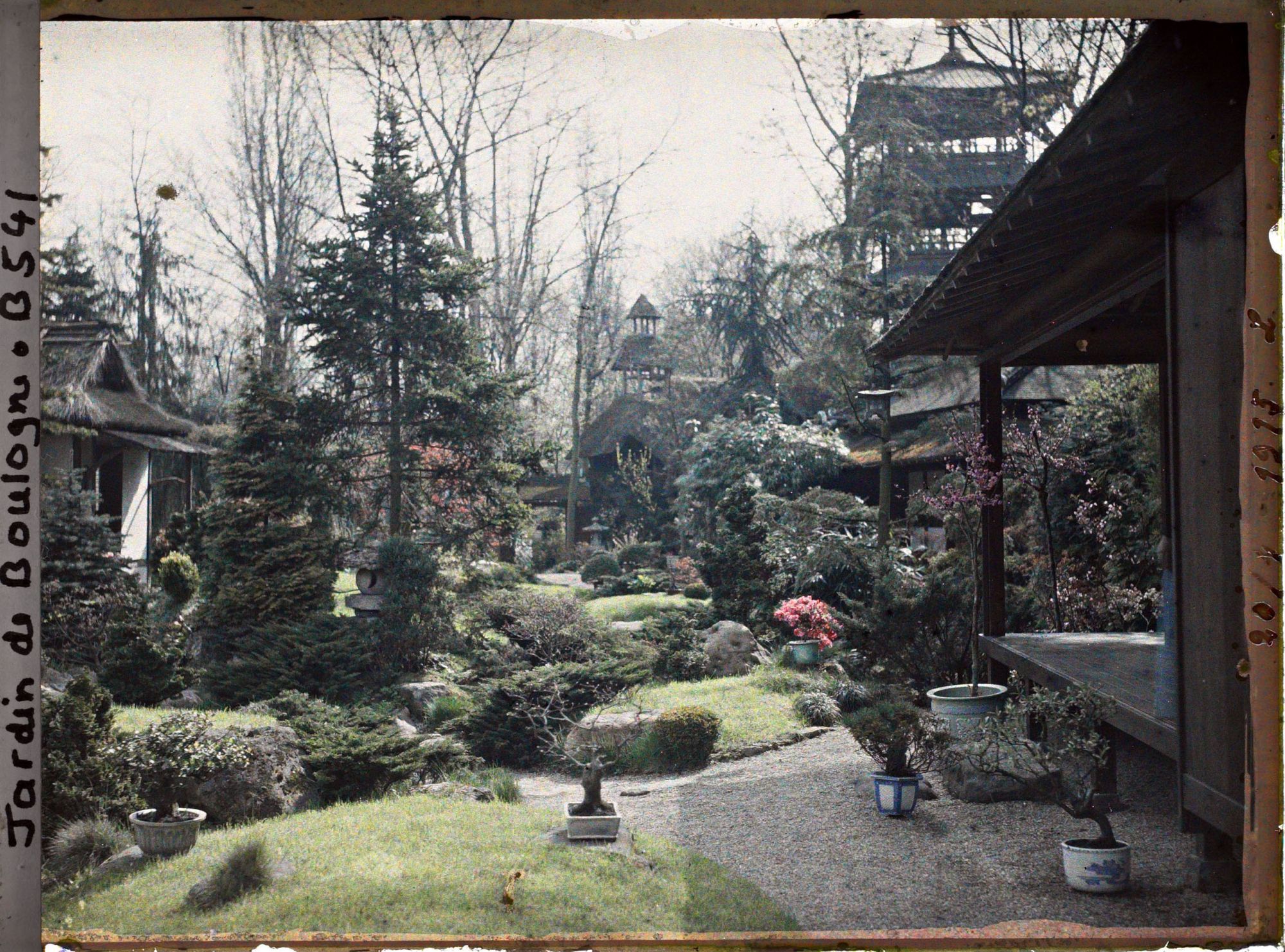 Image représentant Cœur du " village japonais " vu des abords de la maison ouest jusqu'au jardin anglais
