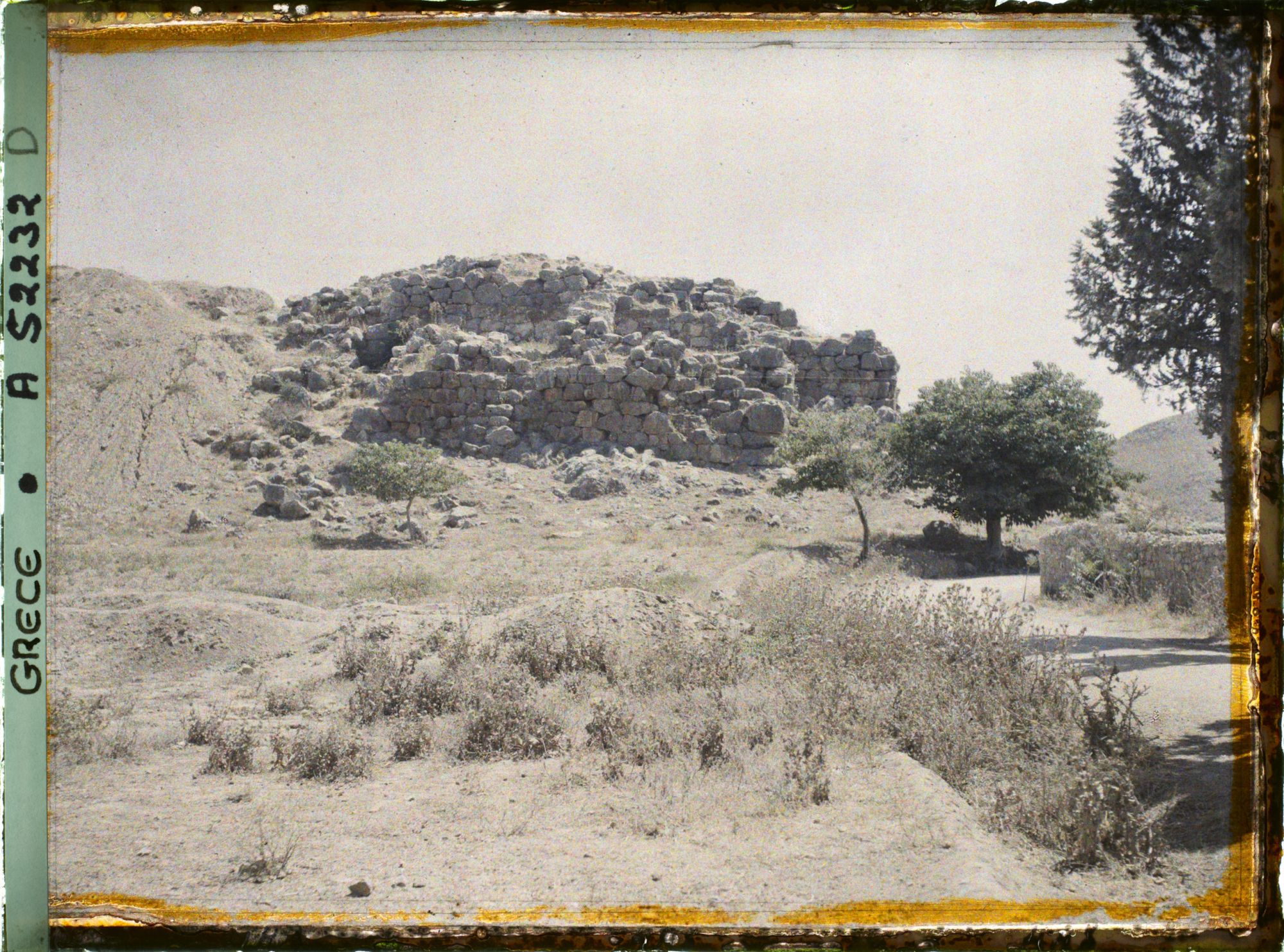Image représentant Une partie de la citadelle vue de la route (sans doute l'extrémité sud)