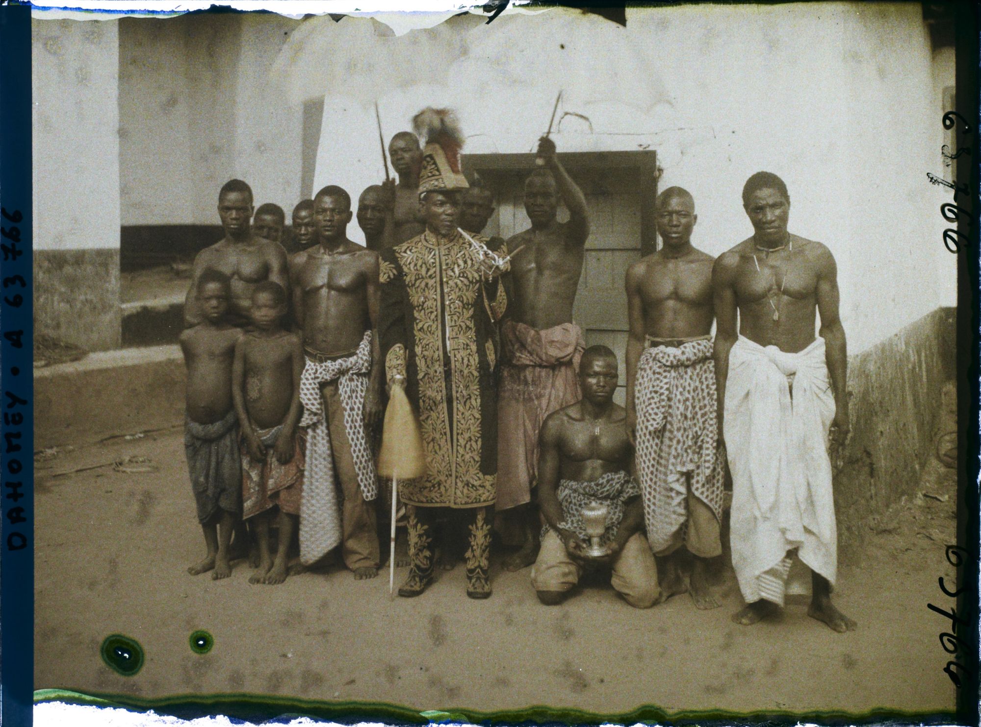 Image représentant Le roi Tôli fumant la pipe et ses dignitaires