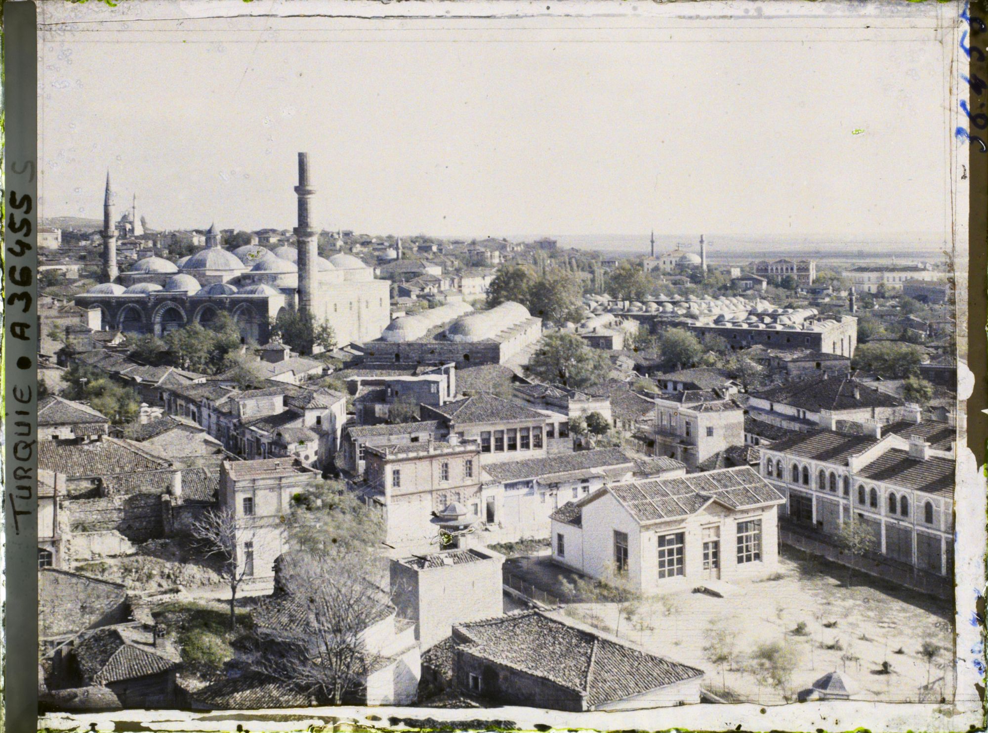 Image représentant Panorama sur la ville, avec, à gauche, l'Eski Camii (la Vieille Mosquée, 1403-1414)