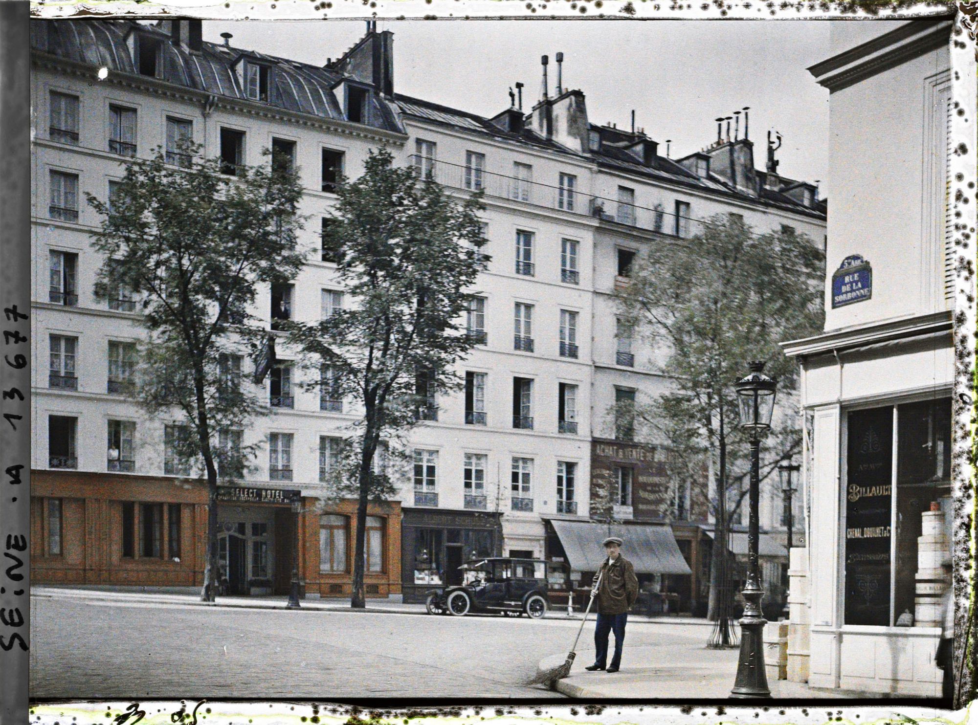 Image représentant La place de la Sorbonne vue de la rue de la Sorbonne