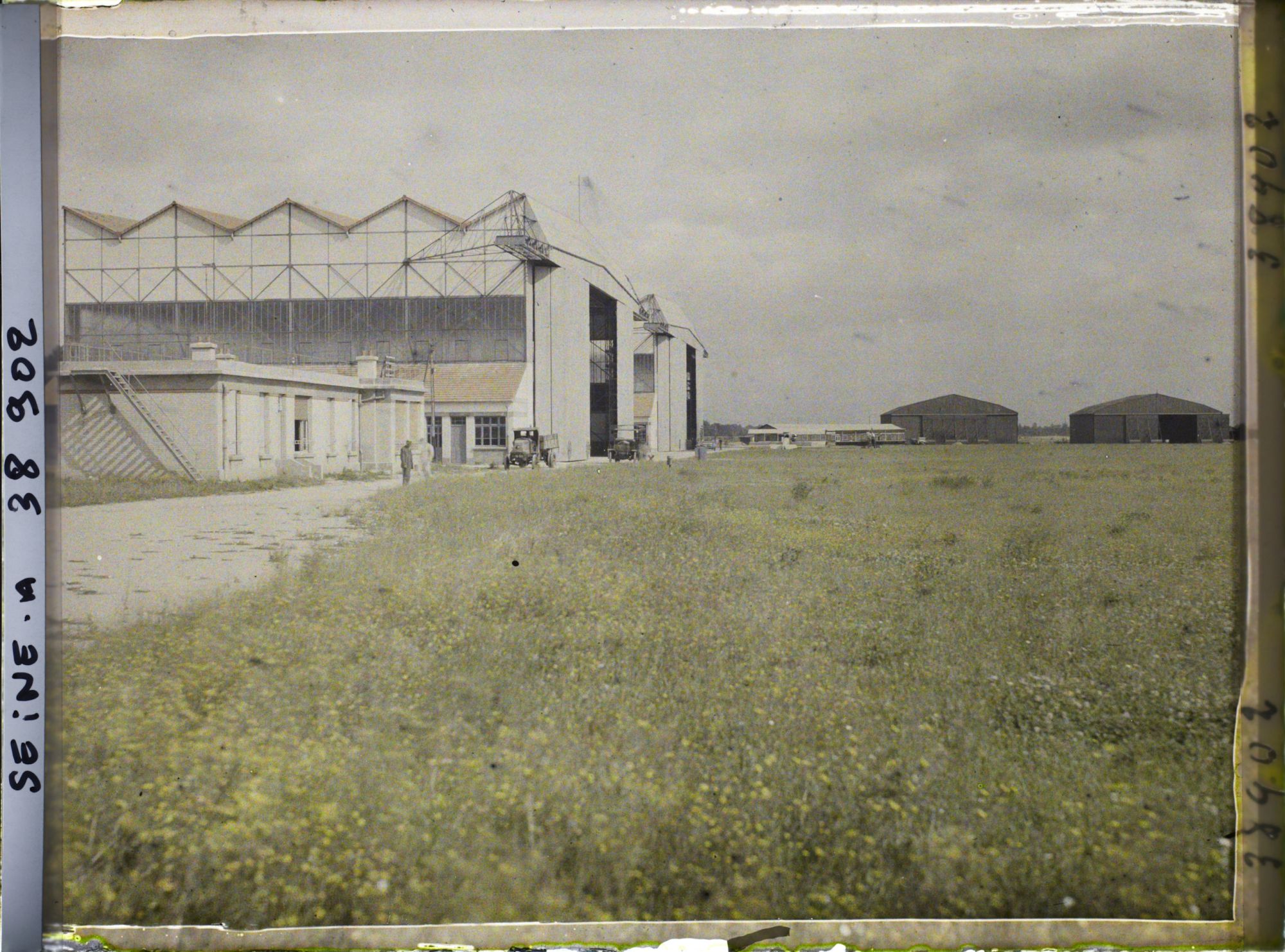 Image représentant Vue des deux hangars métalliques situés le long de la Route Nationale no 7
