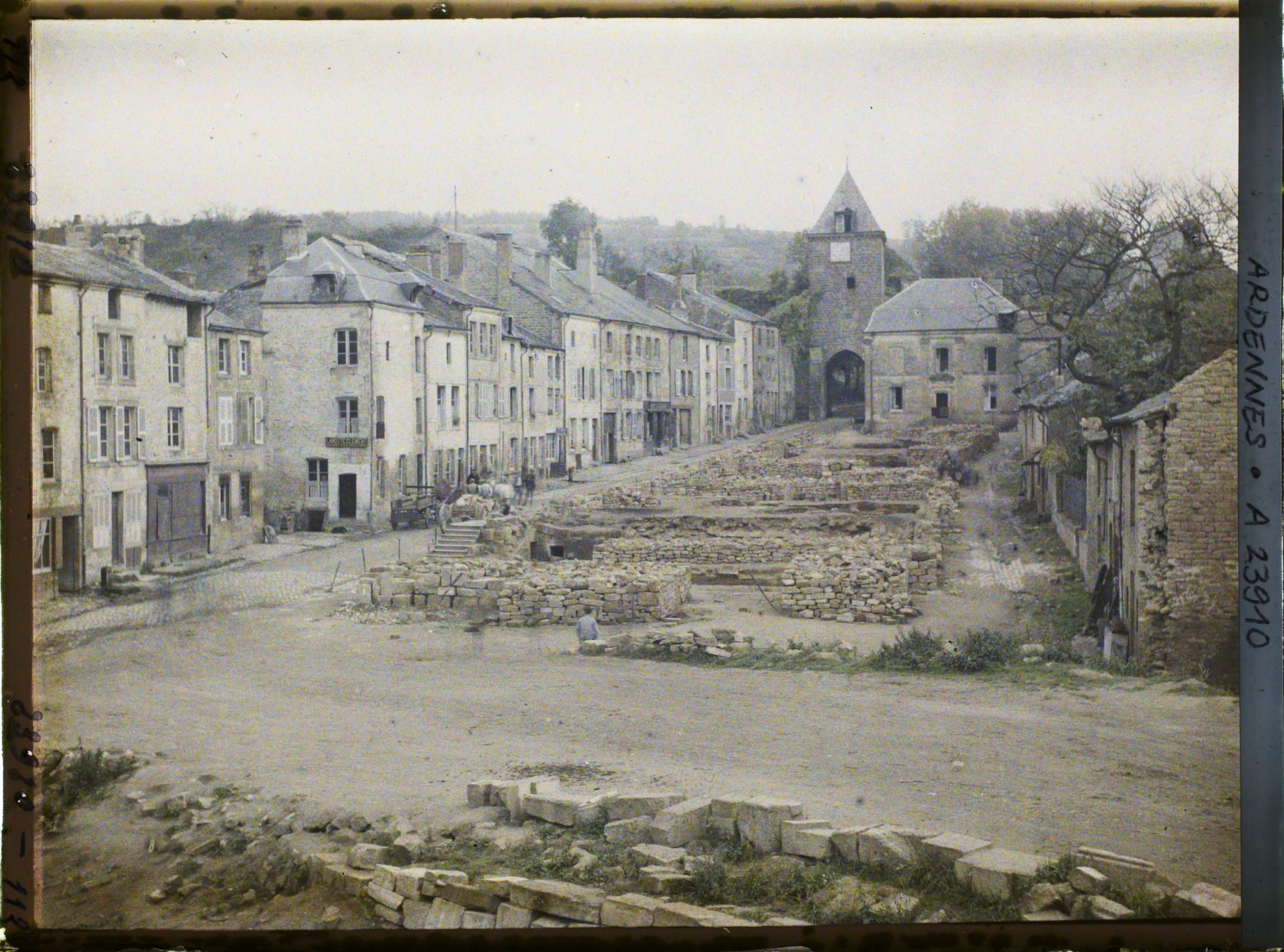 Image représentant Vue sur la Porte de Bourgogne, avec les travaux de reconstruction