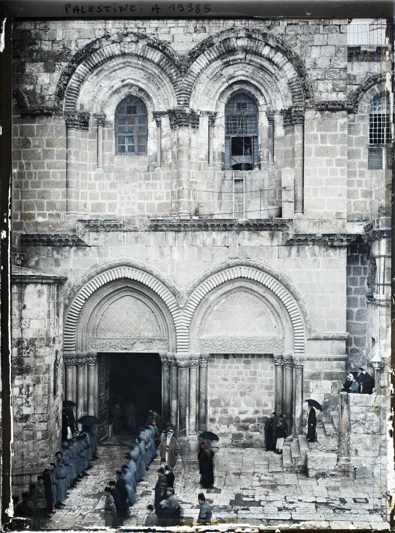 Image représentant Soldats français devant l'entrée sud du Saint Sépulcre