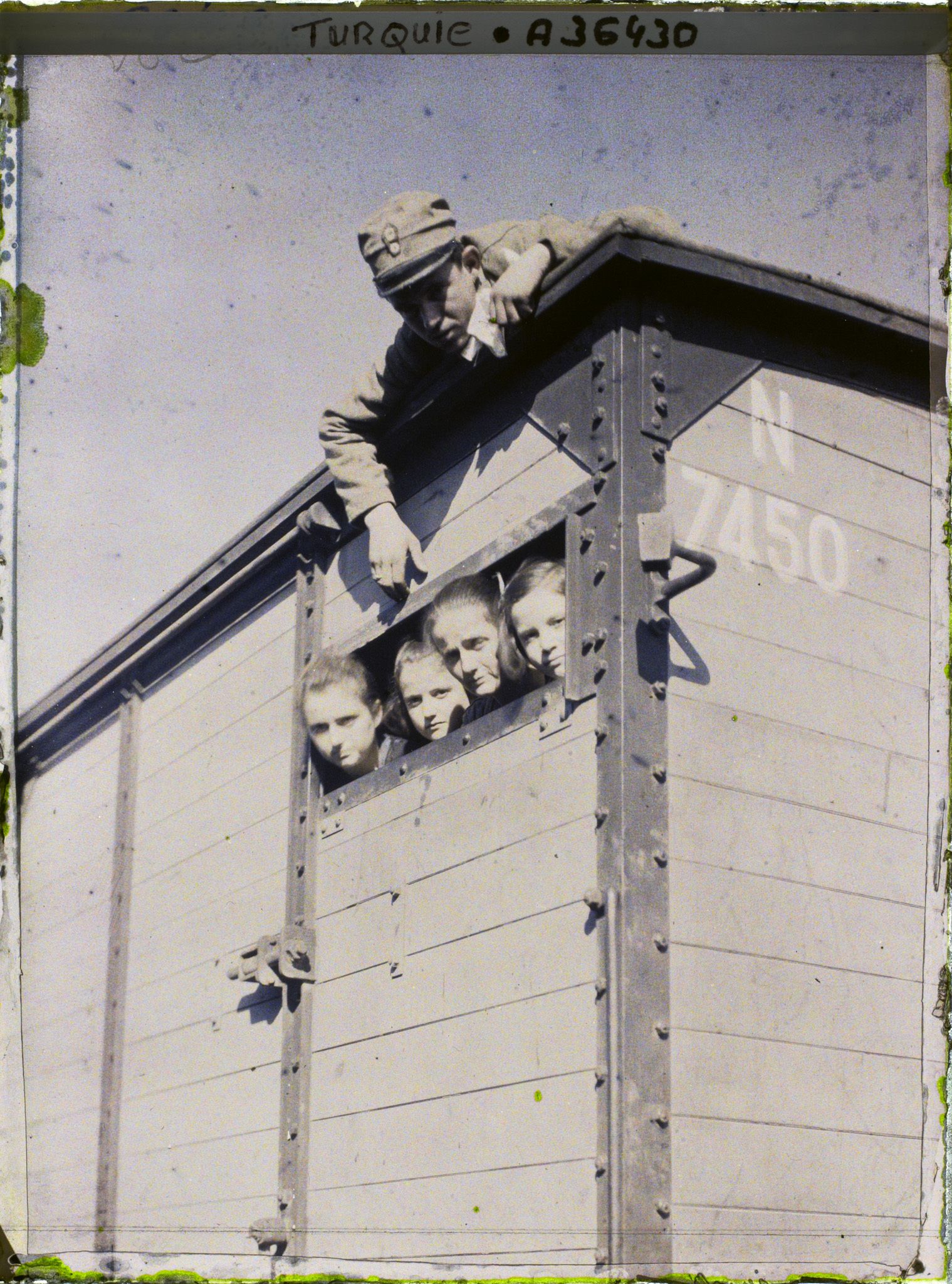 Image représentant Emigrants dans un wagon de marchandises