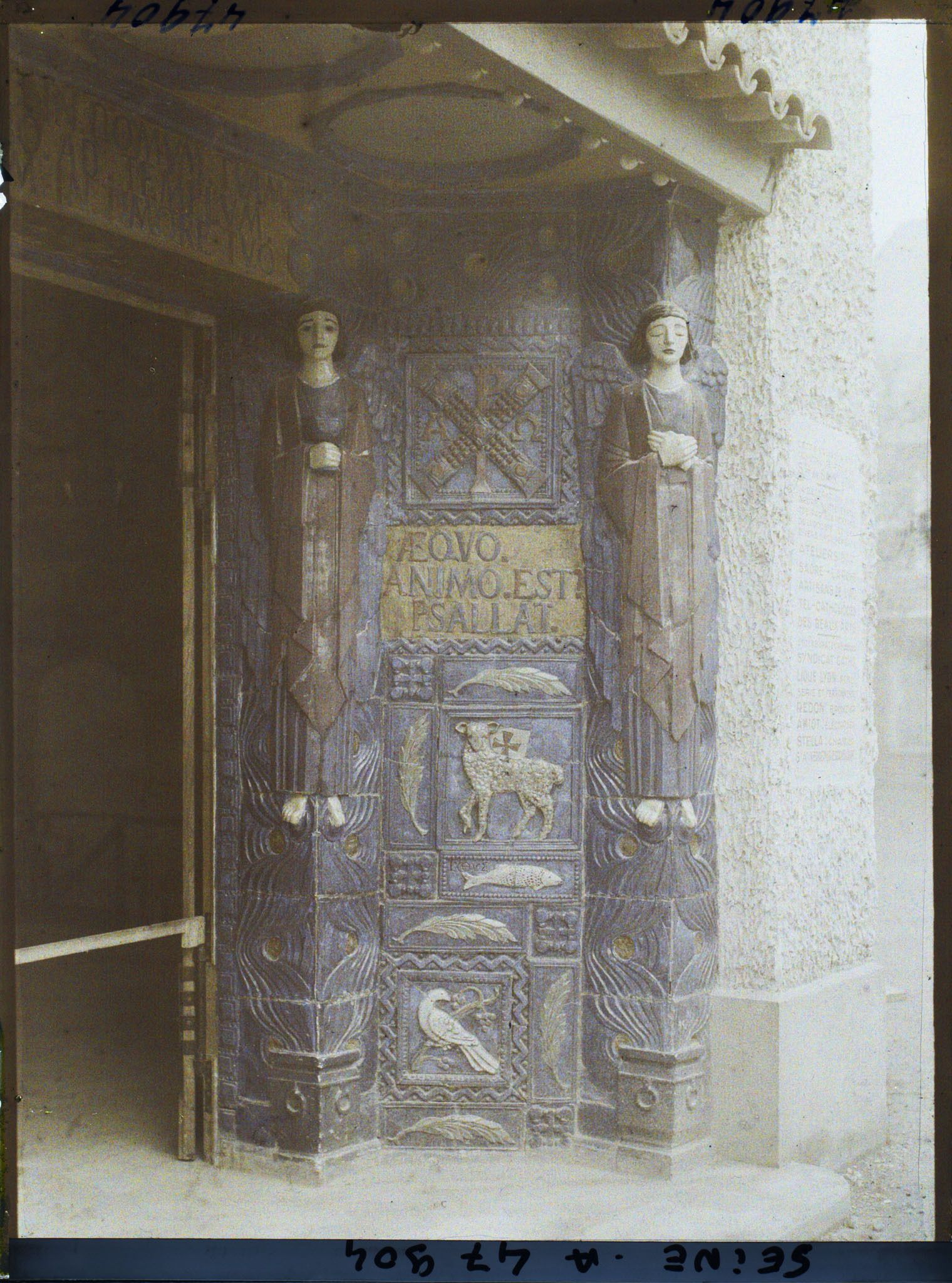 Image représentant L'Exposition des arts décoratifs, Le Village français, Eglise, architecte Jacques Droz, construite par la société de Saint-Jean