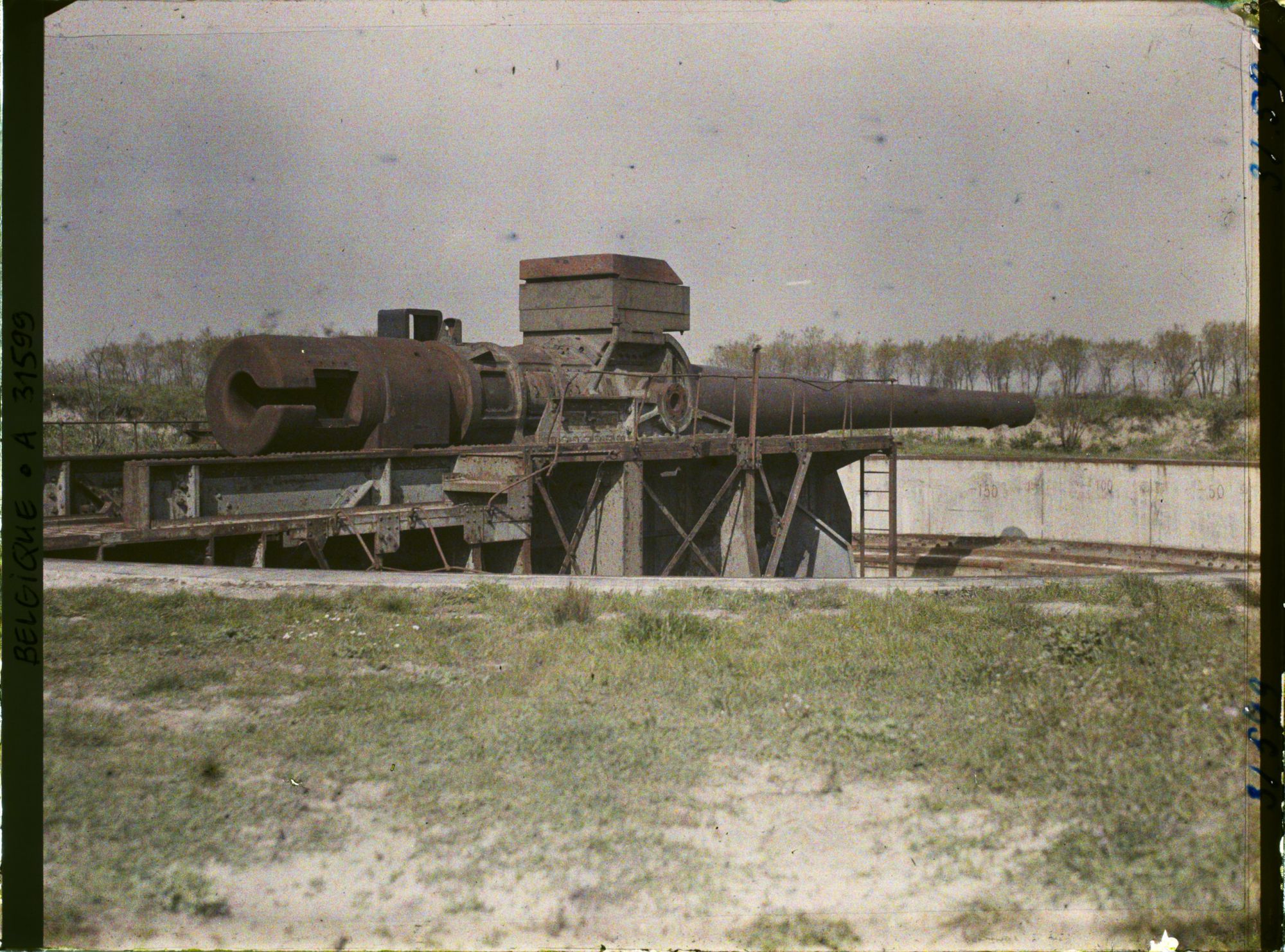 Image représentant Belgique, Ostende, Batterie Deutschland, Ensemble de la 2e pièce de droite, poids du fût 77556 Kos