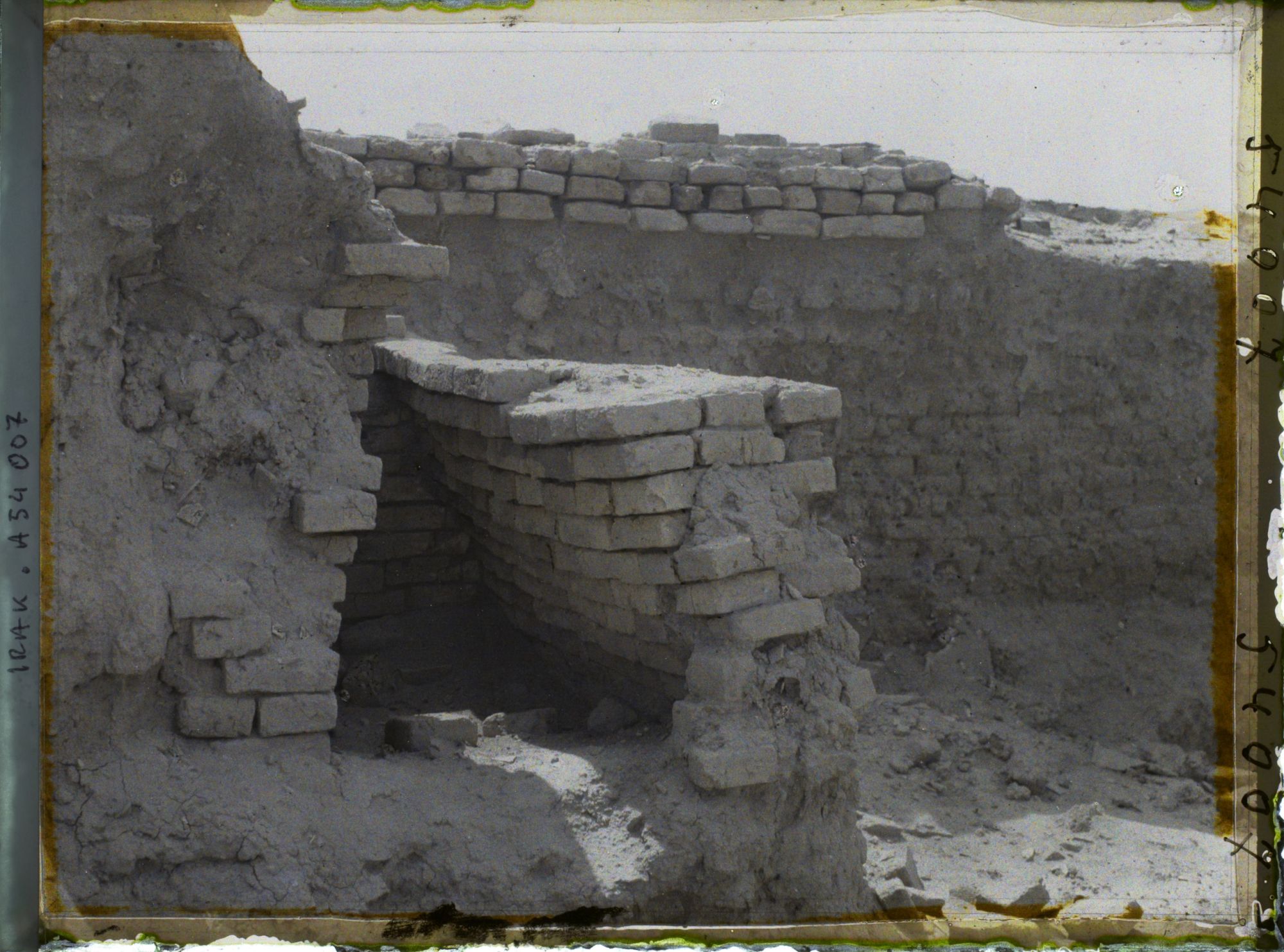 Image représentant Entrée d'un tombeau (dans le cimetière royal ?)