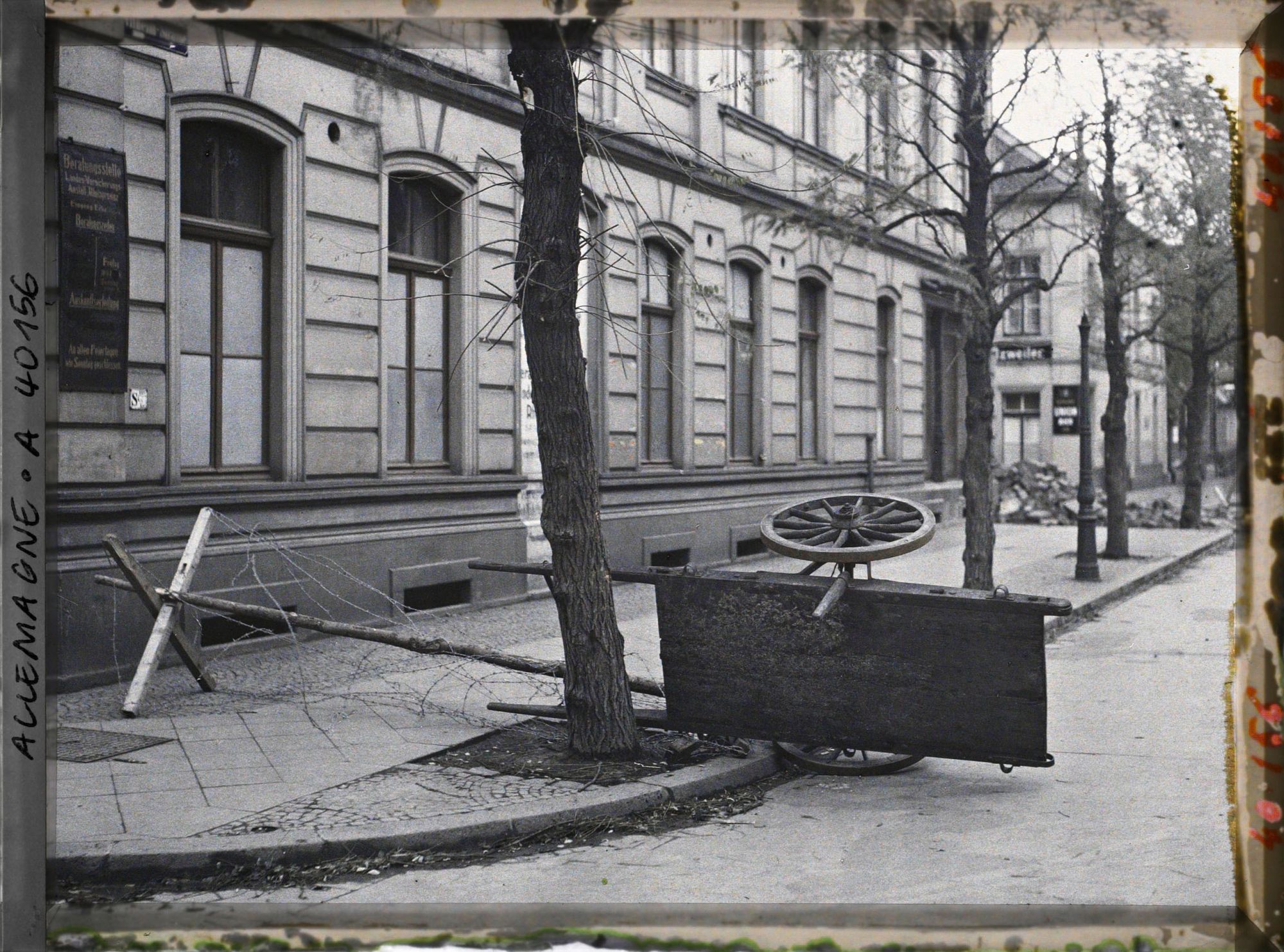 Image représentant Prusse, Crefeld, Barricade à l' Hôtel de Ville