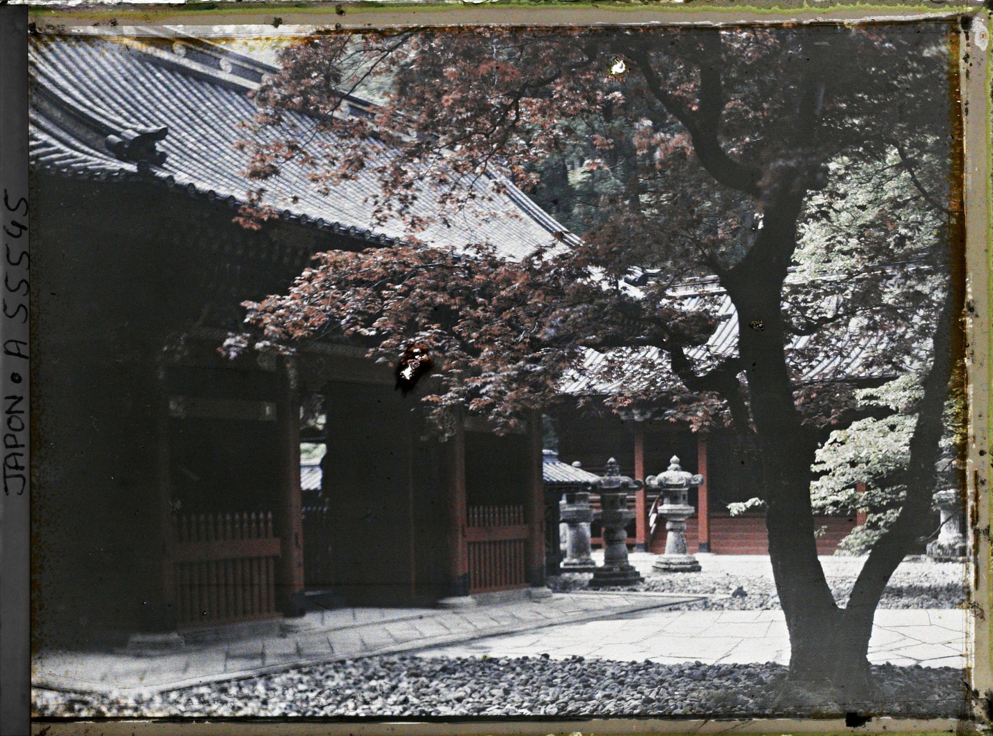 Image représentant Sanctuaire Daiyuin (Rinnoji Taiyûin-byô ou Taiyûin Reibyô) : la Niô-mon (Porte des " Rois Deva ") et le pavillon du Trésor (au fond)