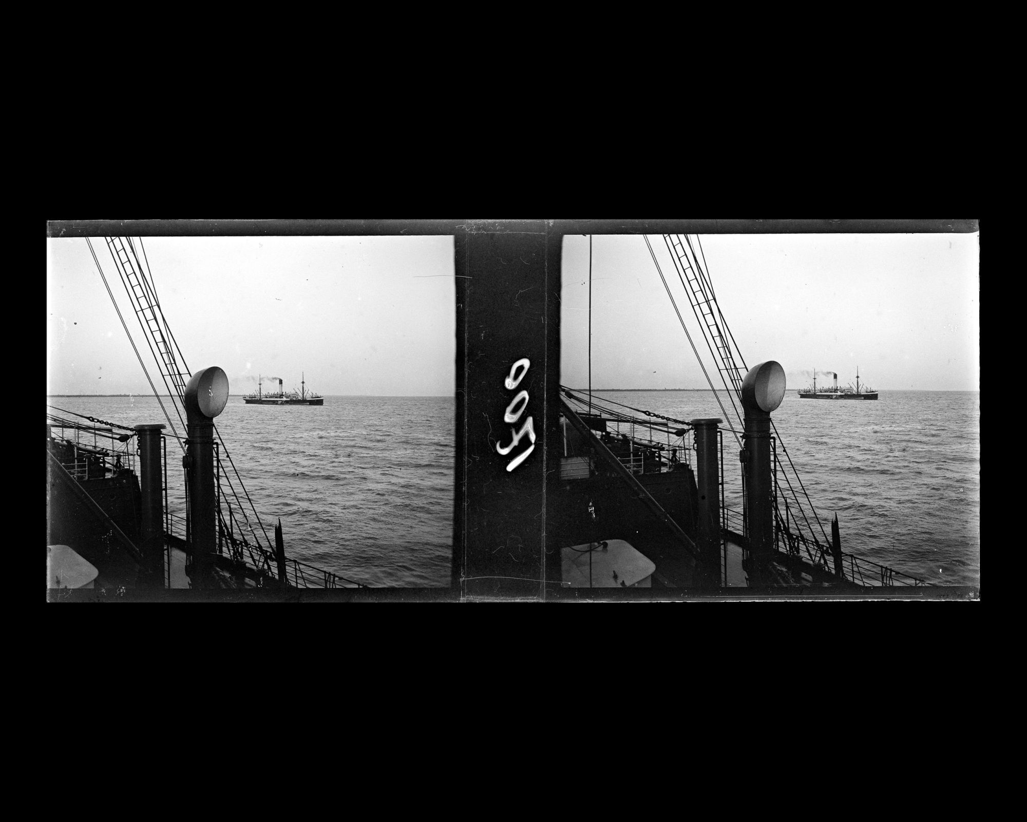 Image représentant Un cargo à vapeur à l'embouchure du Huangpu.