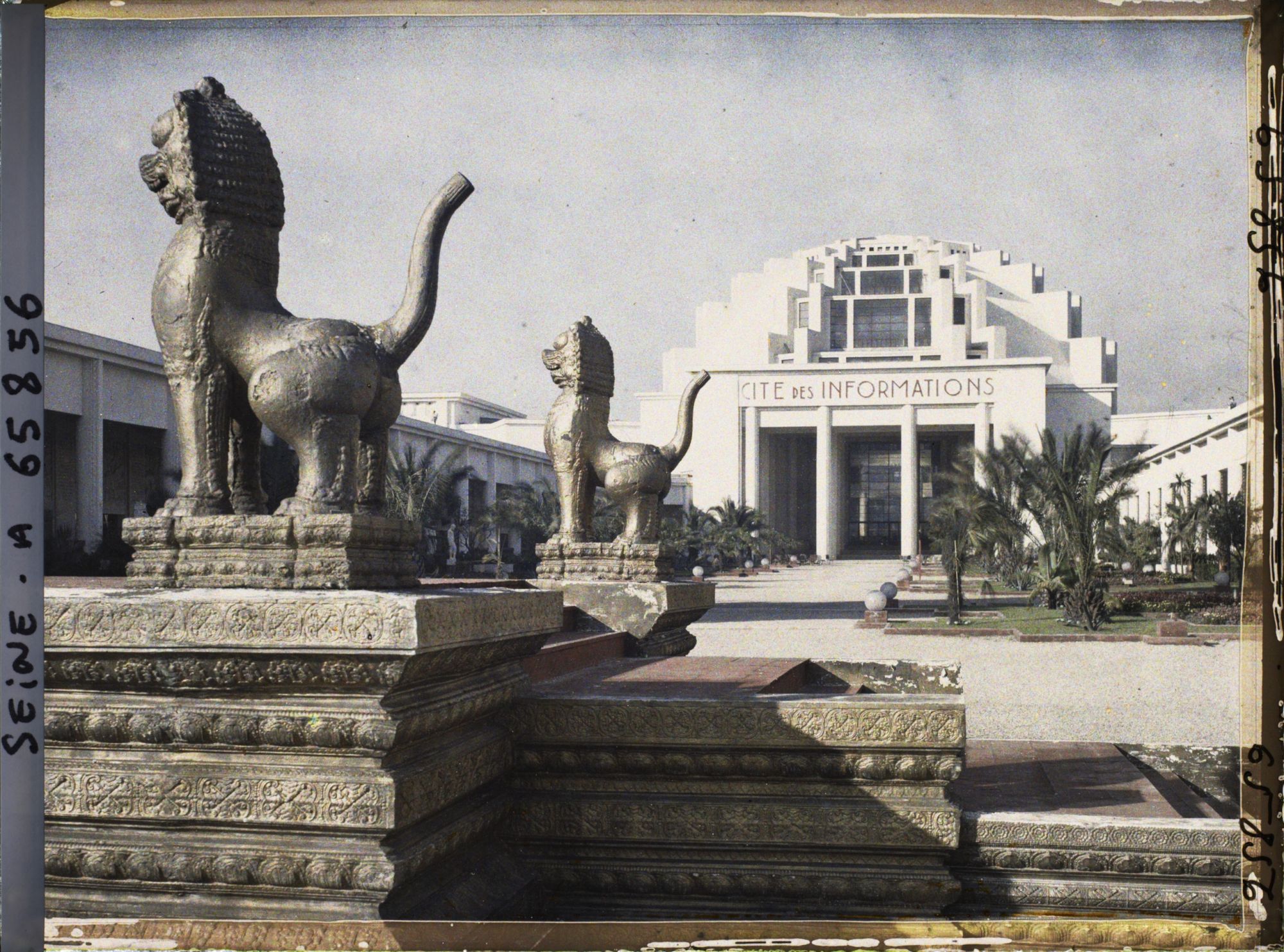Image représentant L'Exposition Coloniale Internationale de 1931, lions sculptés devant le pavillon central de la Cité des Informations