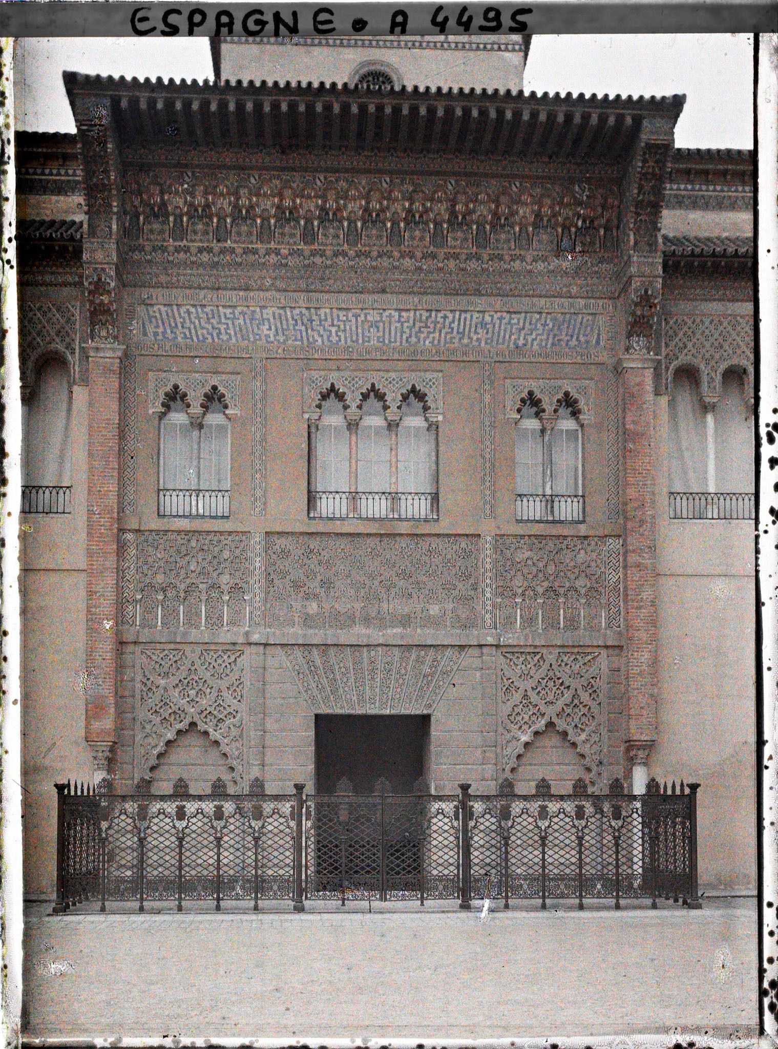 Image représentant Alcazar : porte du palais de Pierre Ier de style mudéjar vu du patio de la Monteria