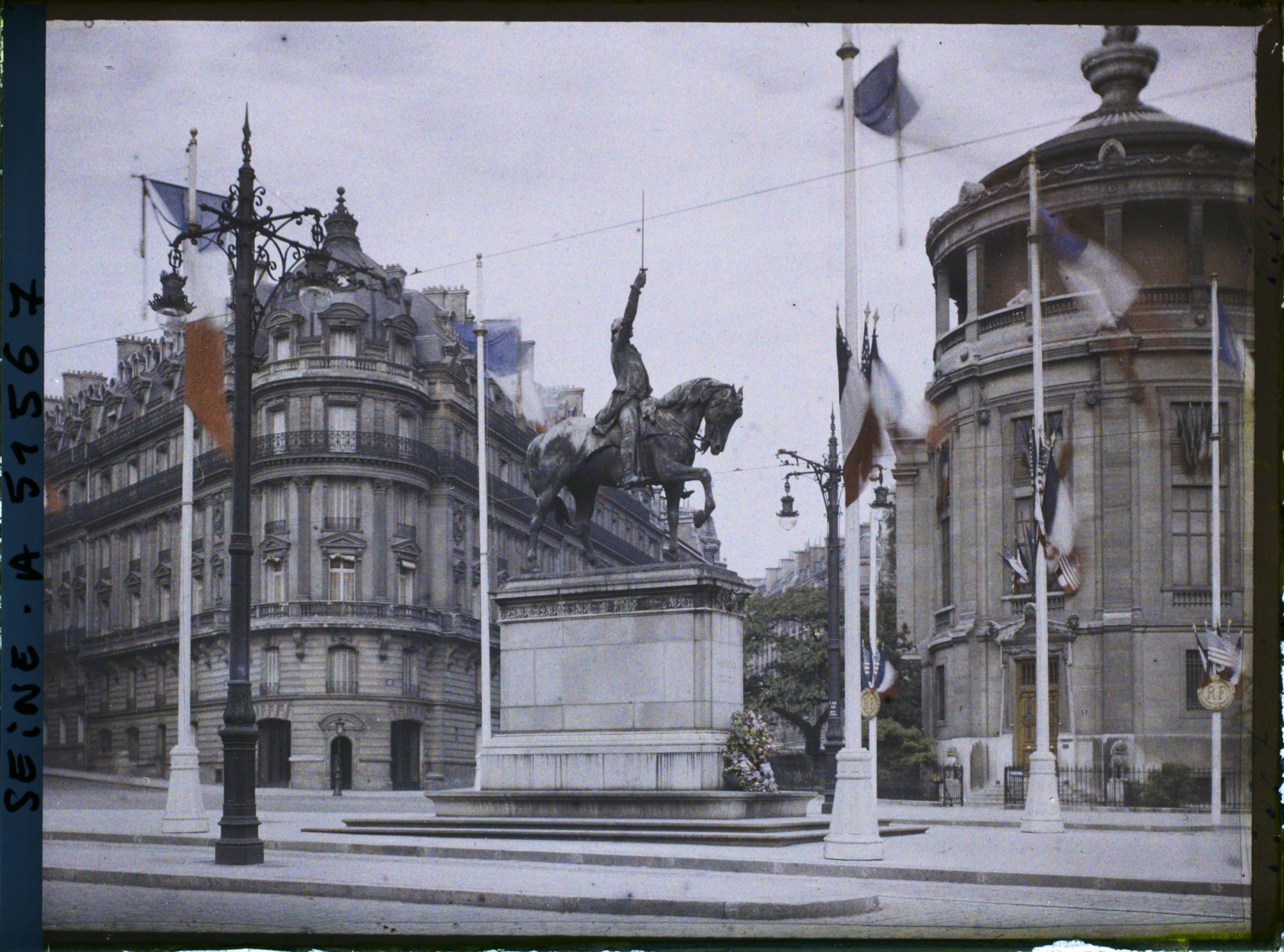 Image représentant Statue équestre de George Washington place d'Iéna décorée pour le 9ème congrès de la Légion Américaine (American Legion)