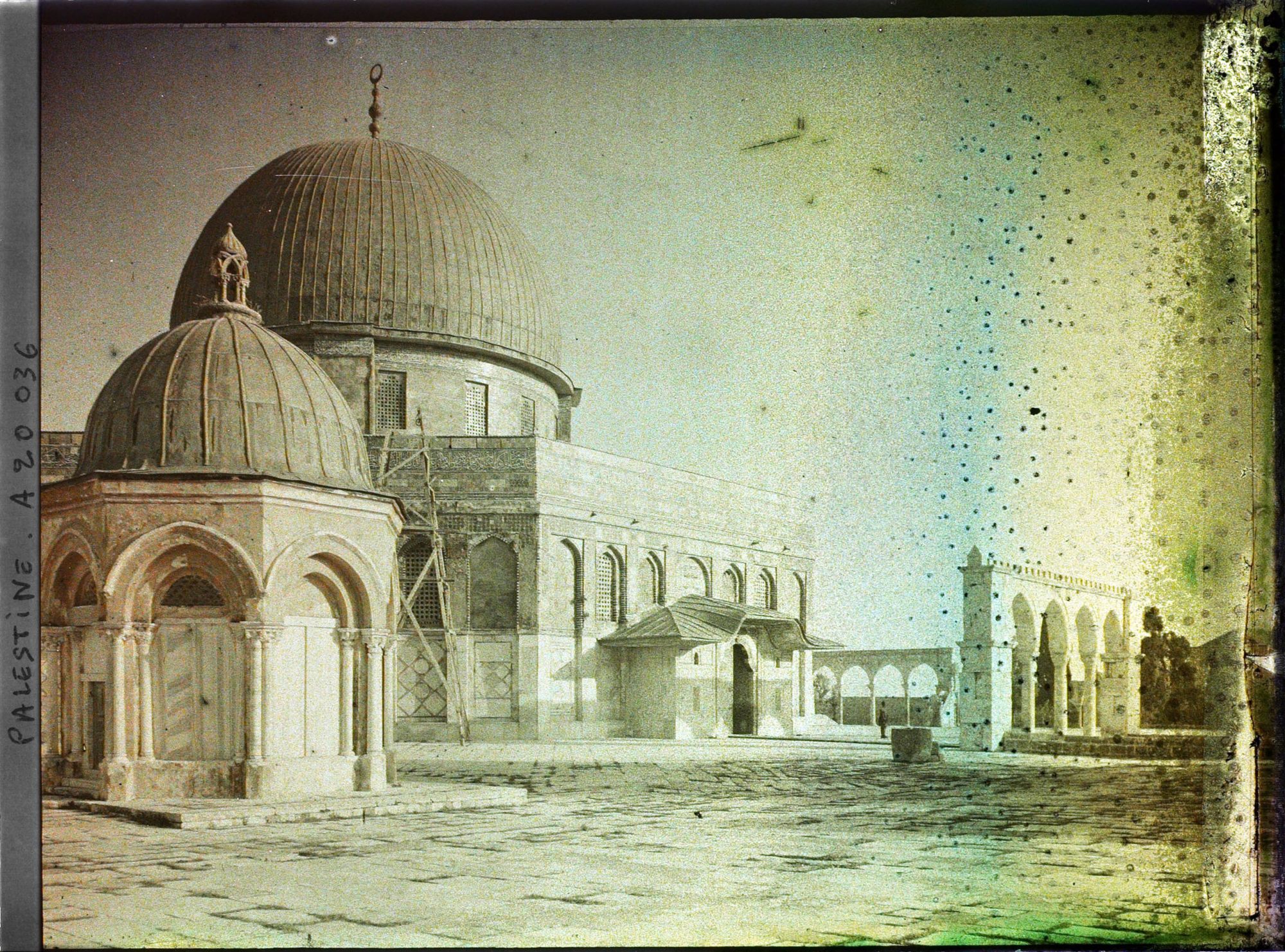 Image représentant Vue rapprochée du Dôme du Rocher (Qubbat al Sakhra) depuis l'ouest