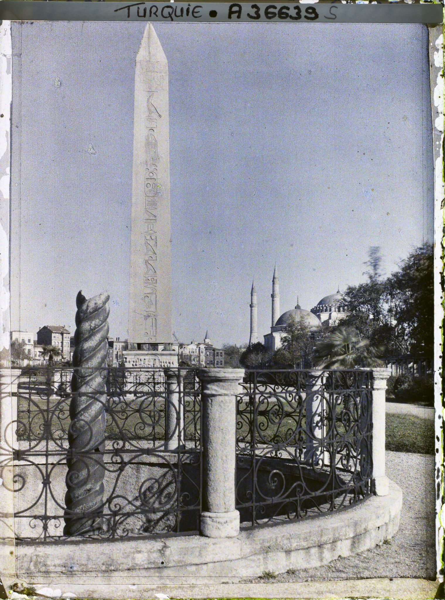 Image représentant L'obélisque de Theodose et la colonne Serpentine sur la place At Meydani