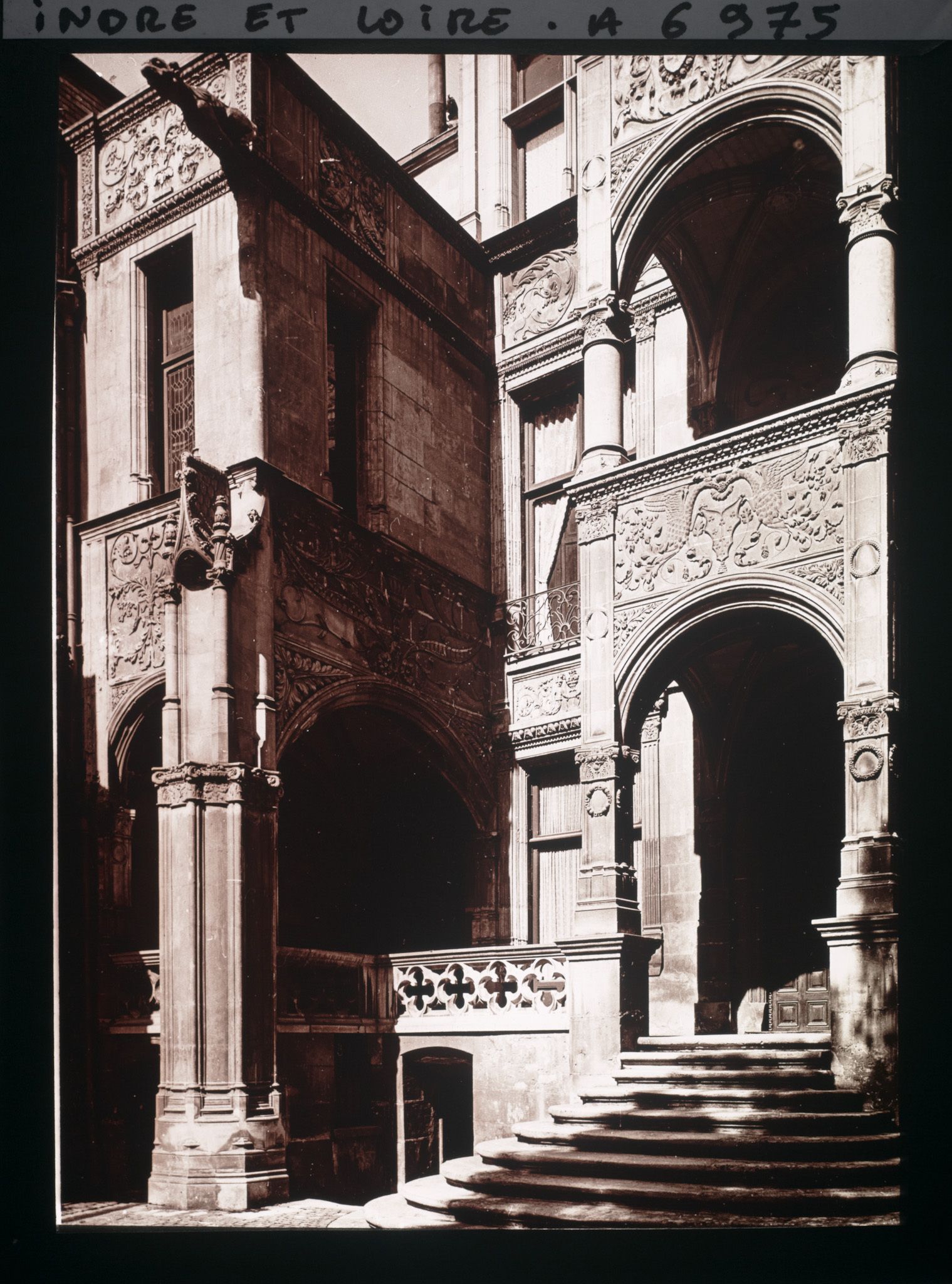 Image représentant Le perron de l'Hôtel Gouin, au 24 rue du Commerce