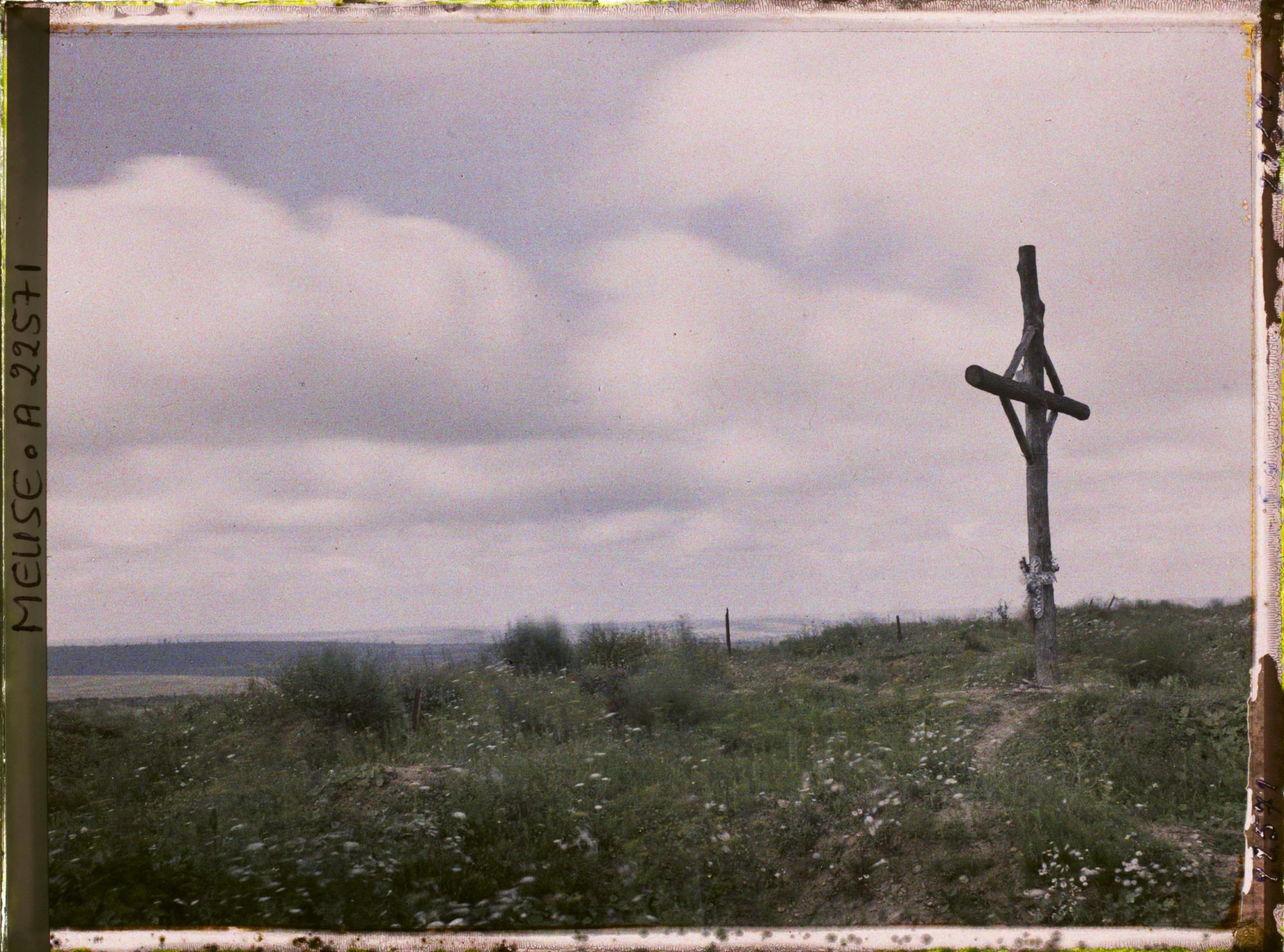 Image représentant France, Douaumont, Croix marquant l'emplacement Définitif de l'Ossuaire