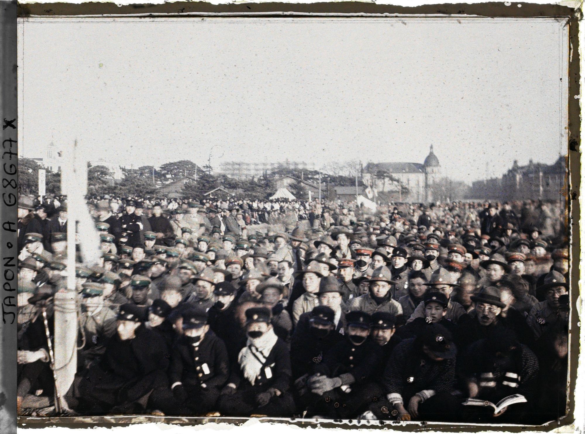 Image représentant Funérailles de l'Empereur Taisho-Tenno (Yoshihito), foule (militaires, scouts, étudiants)